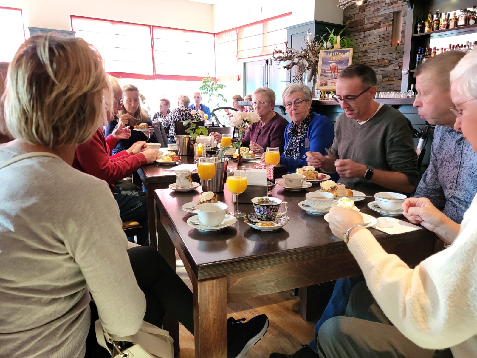Mantelzorgers in gesprek terwijl ze eten