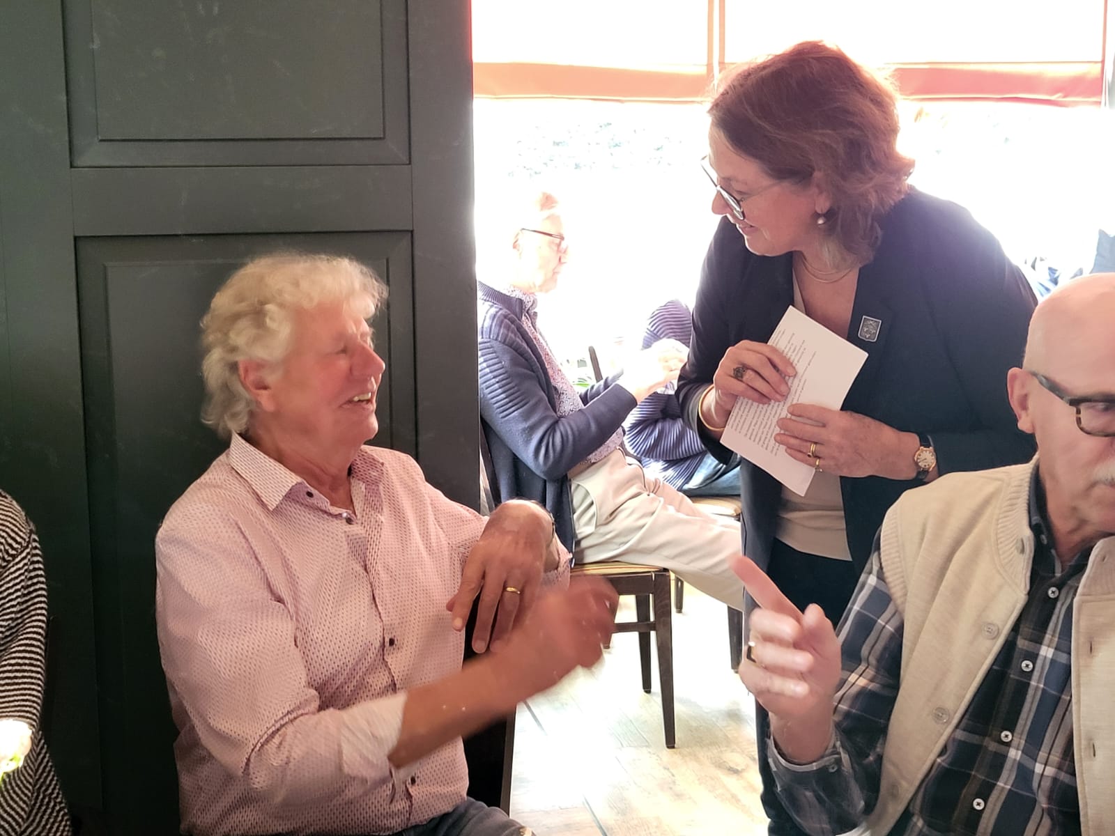 Wethouder Moniek van Sandick in gesprek met een mantelzorger
