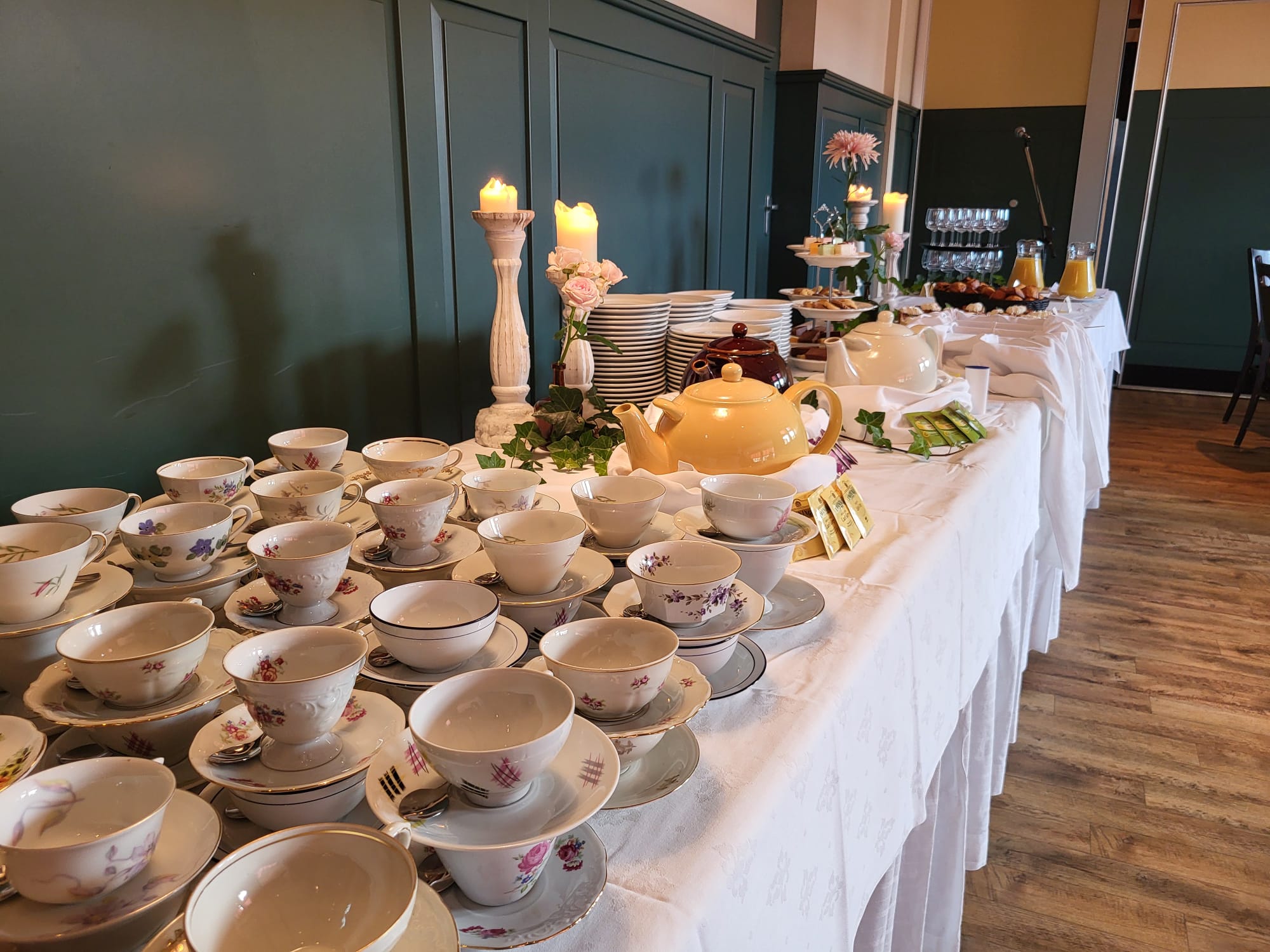 De high tea bestond uit twee rondes, zoet en hartig.