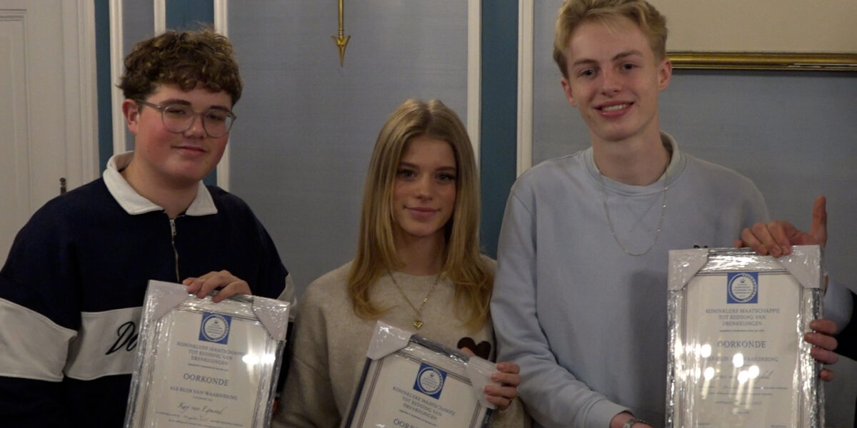Drie tieners ontvangen oorkonde na heldendaad: 'Jullie hebben iemands leven gered'