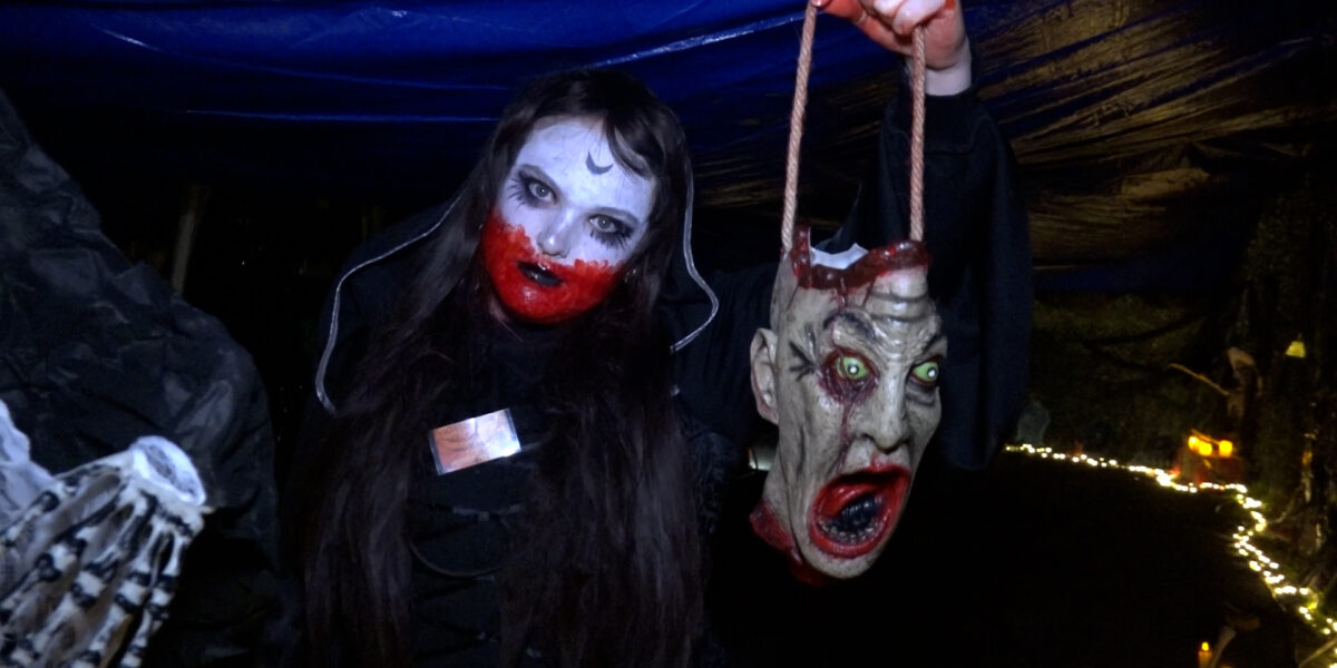 Kettingzagen, mummies en clowns: honderden kinderen griezelen in Voorschoten Scare Zone