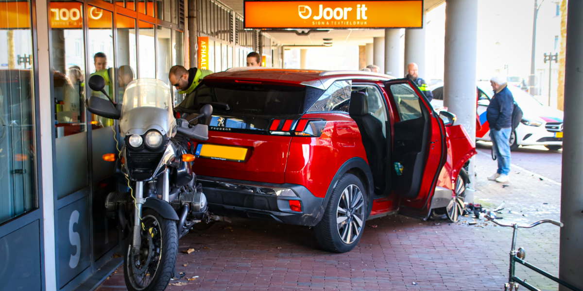 Automobilist botst met fietser en rijdt tegen pilaar gebouw aan