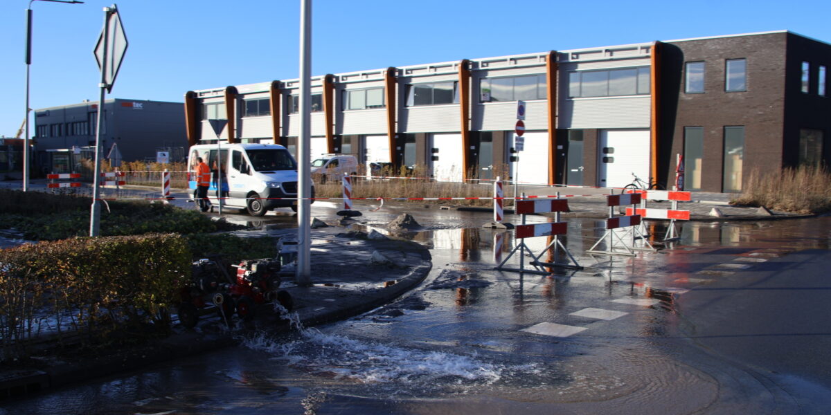 Wateroverlast in Zoeterwoude-Rijndijk: 'Straten onder water en sommige huizen zonder drinkwater'