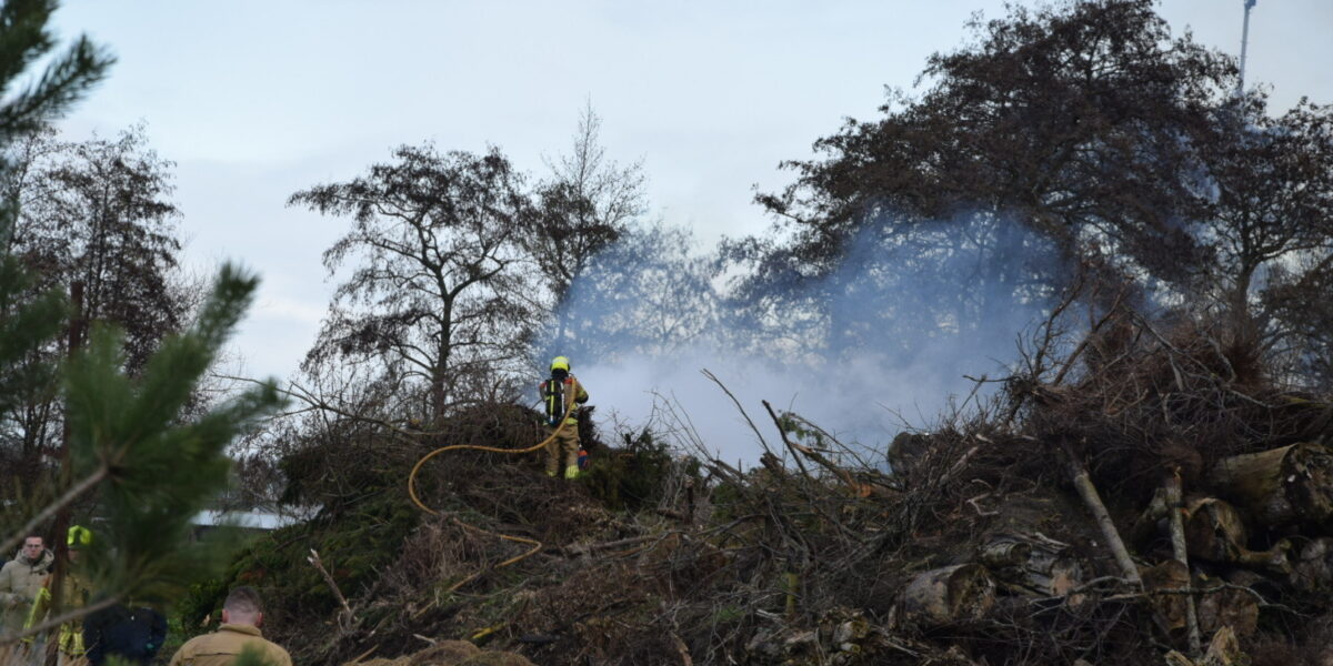 Brandweer Leiden Noord en Voorschoten helpen bij brand in Katwijk