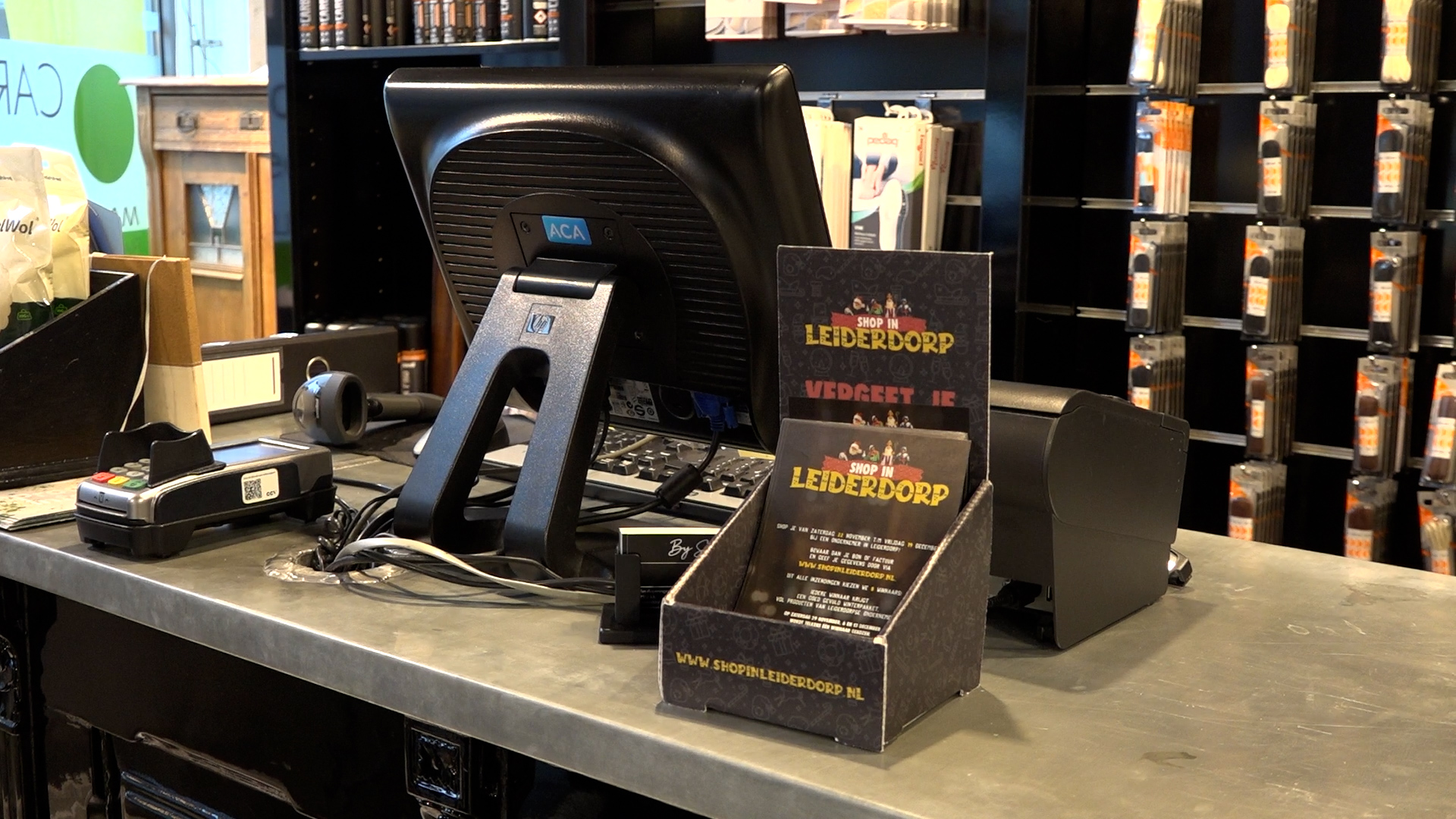 Deelnemende winkels delen flyers uit