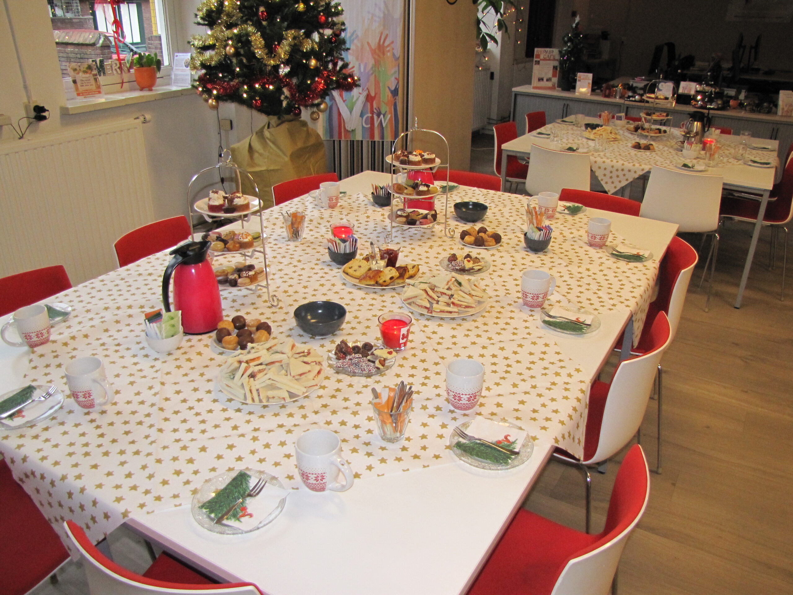 De tafels gedekt. (Foto: Paul Aalbers)