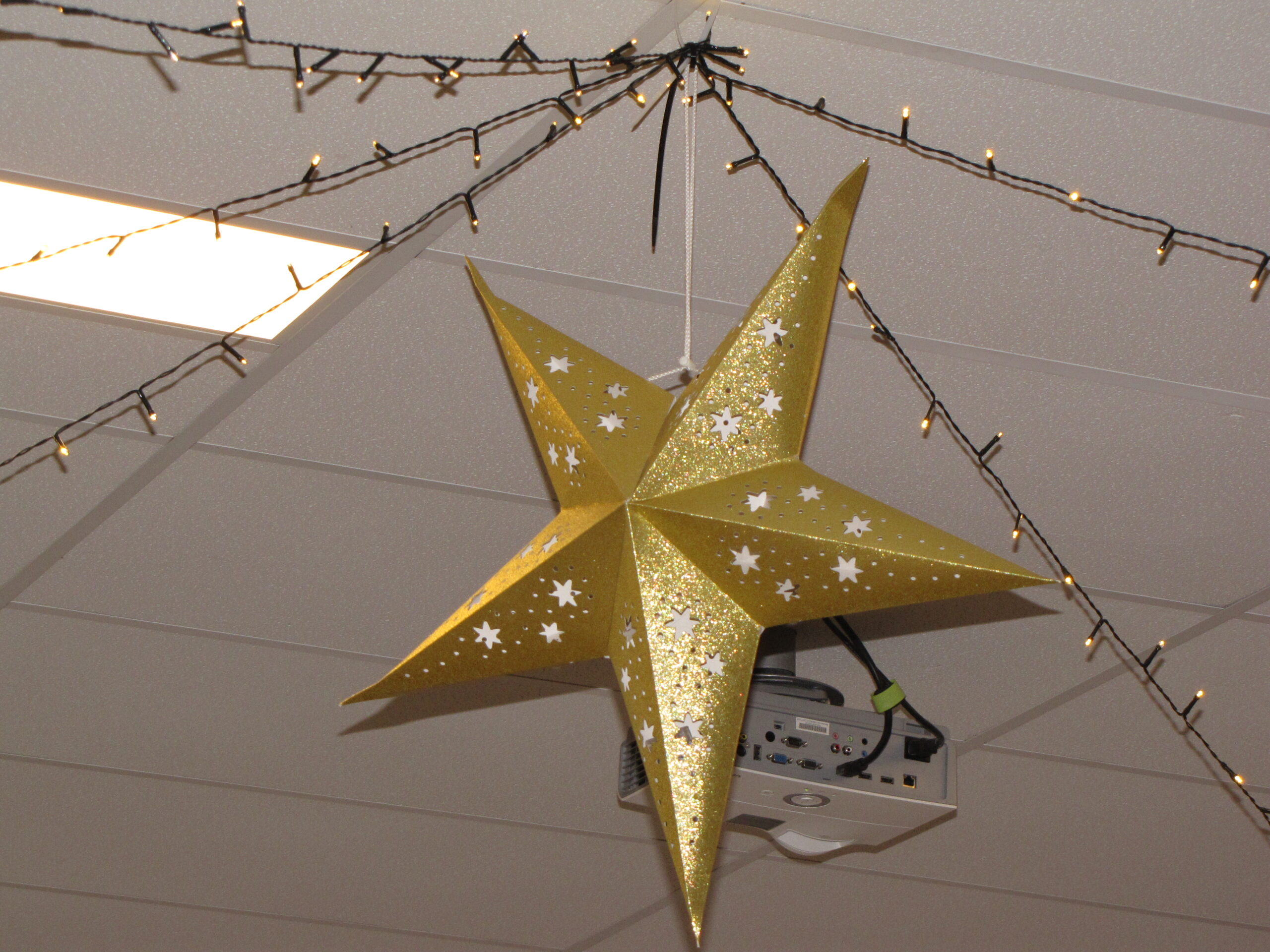 De ruimte van de Vrijwilligerscentrale Wassenaar in Kerstsfeer. (Foto: Paul Aalbers)