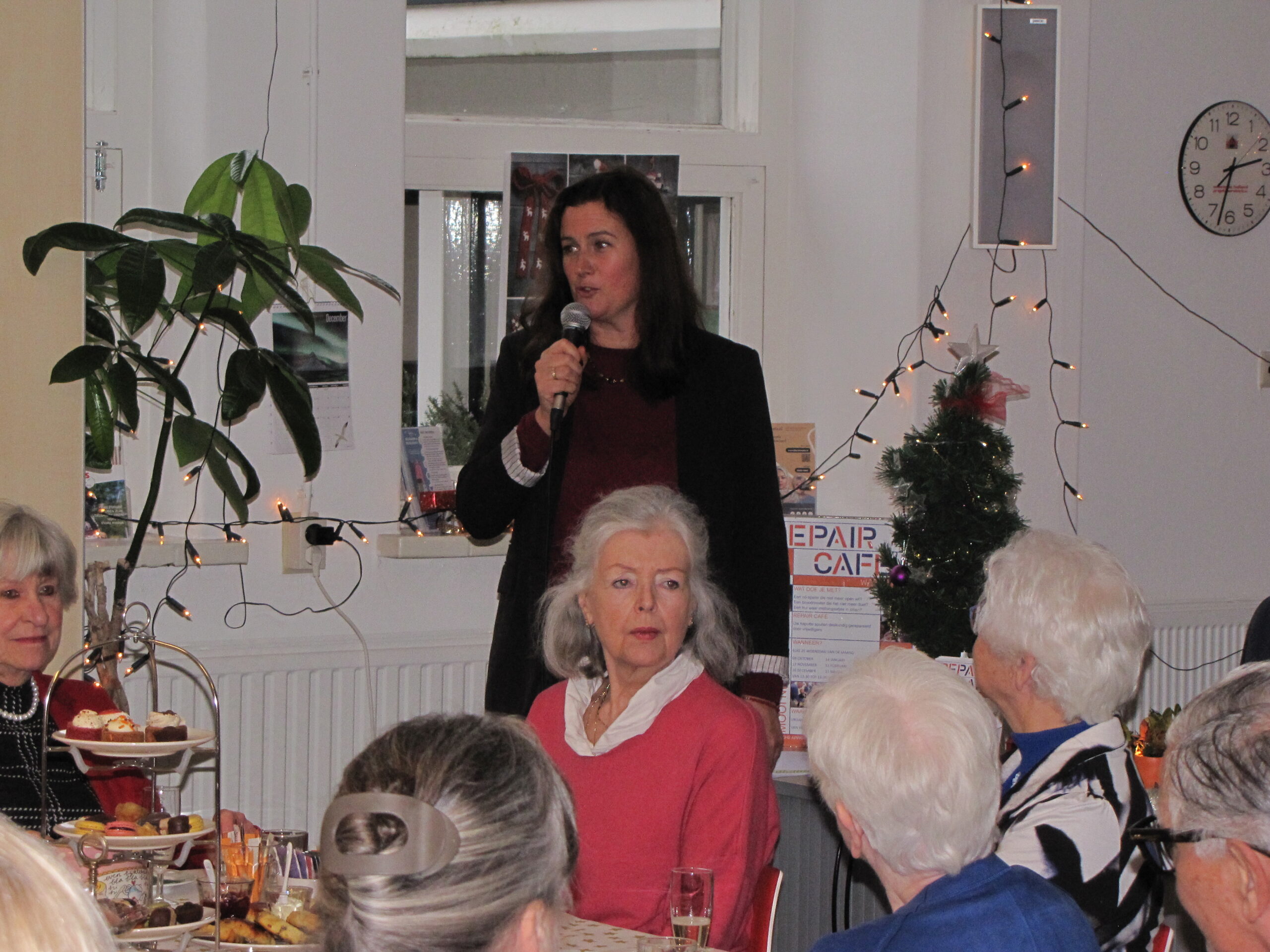 Jeanine van den Ende doet het welkomstwoord. (Foto: Paul Aalbers)