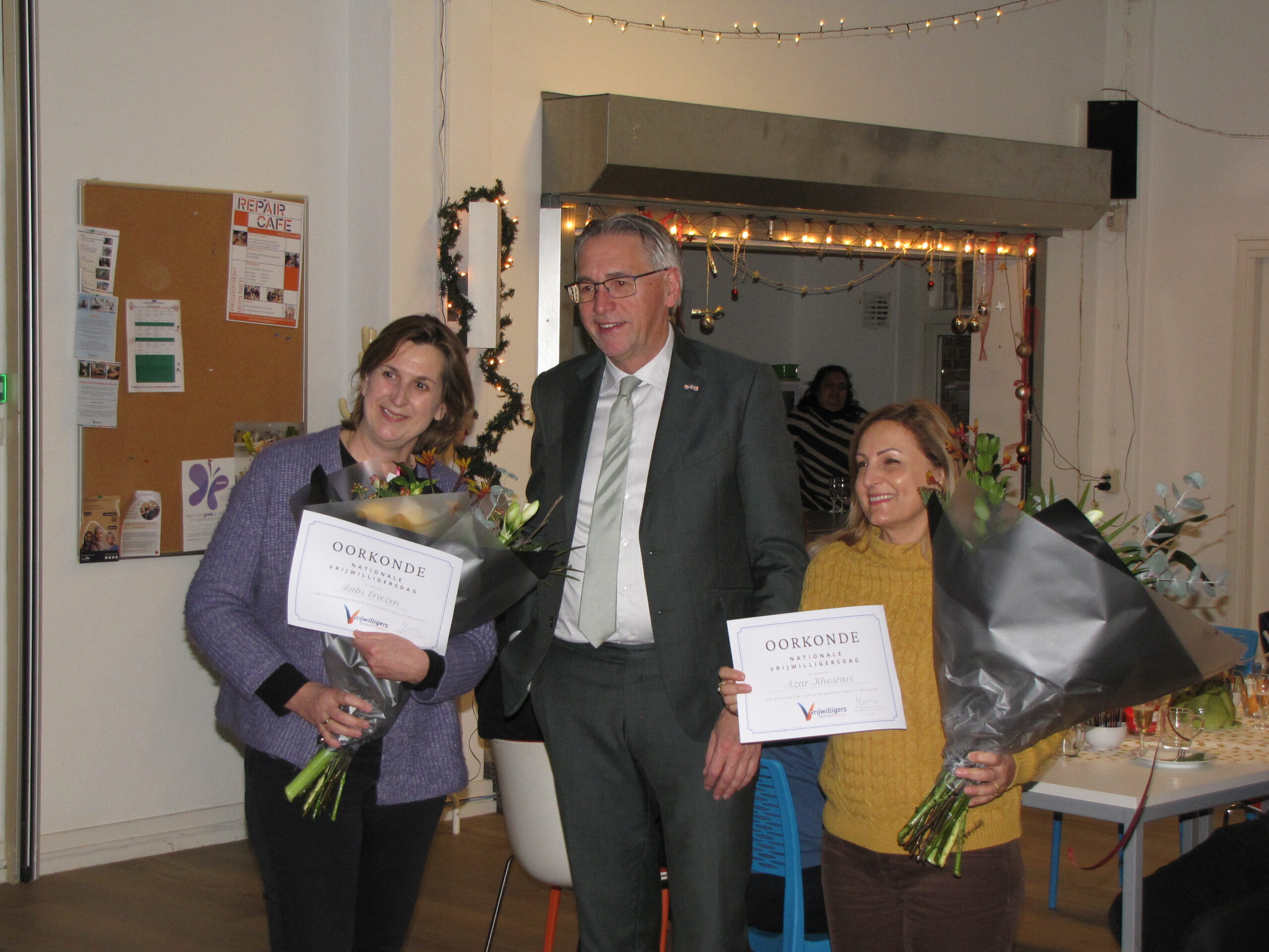 Babs Vriezen en Azar Khosravi van de Wereldwinkel. (Foto: Paul Aalbers)