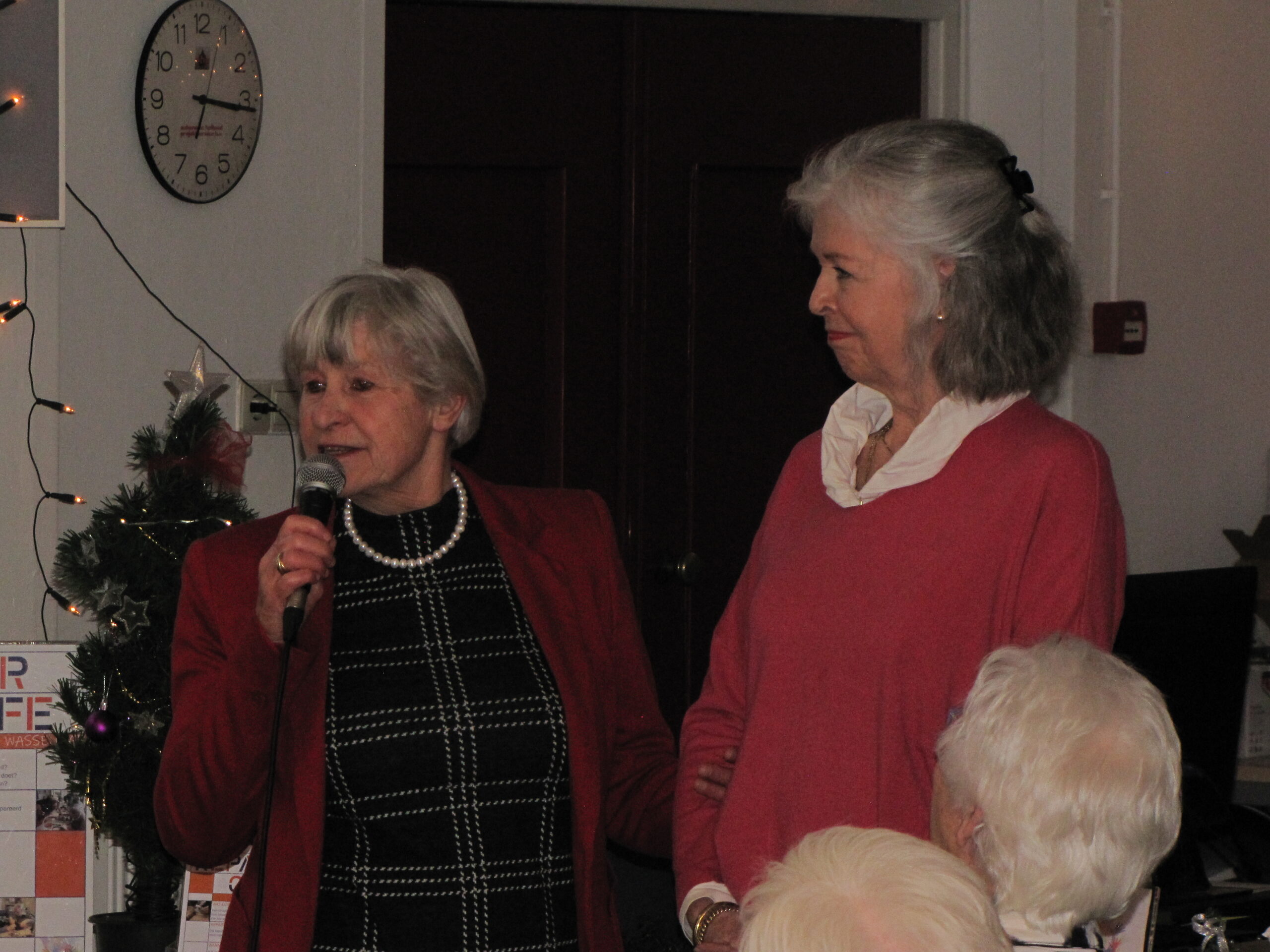 Voordrager Martha van der Werf- Reuver en vrijwilliger Lida Keukenmeester. (Foto: Paul Aalbers)