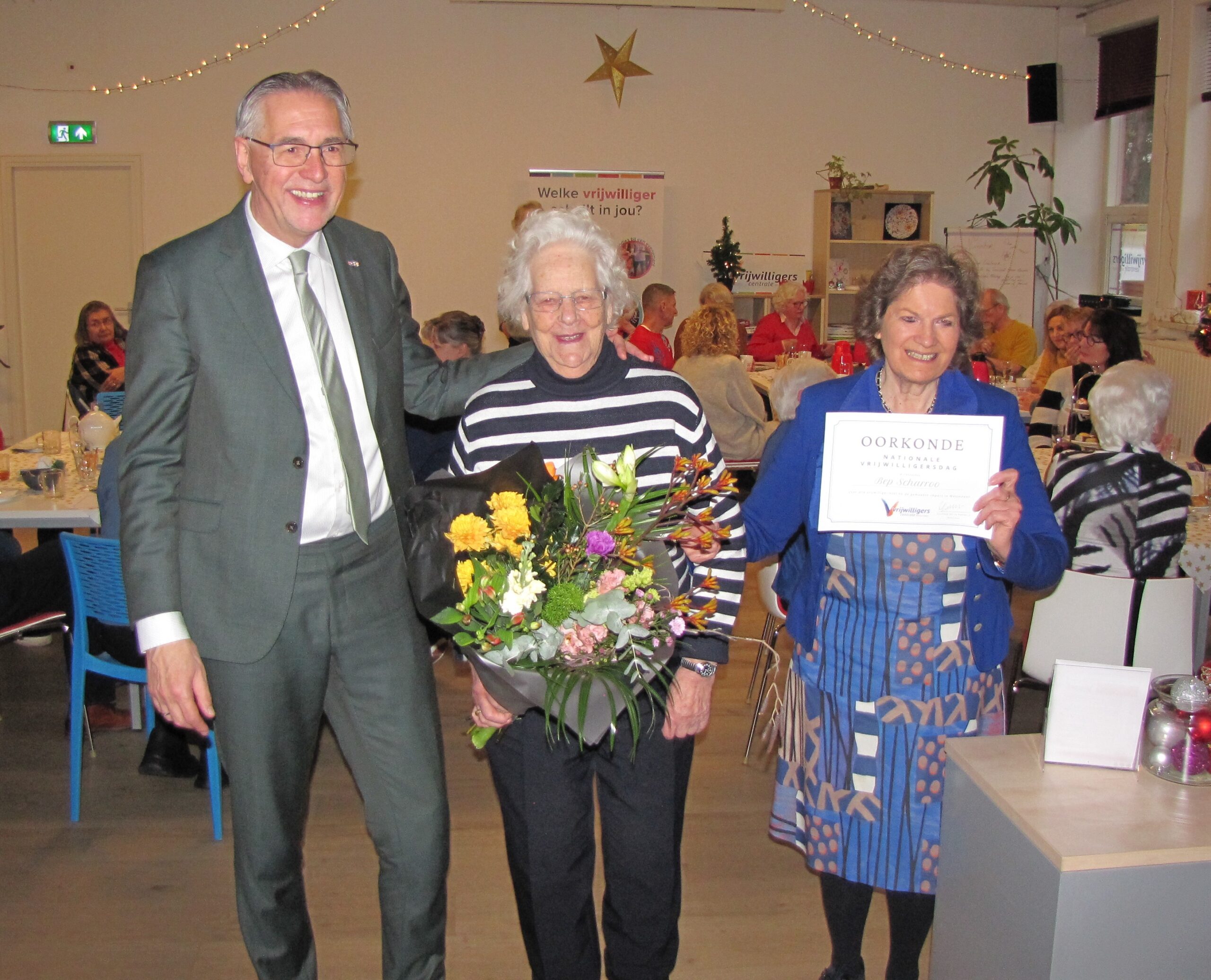 De 93-jarige (!) vrijwilliger Bep Scharroo en voordrager Marjolein Becker. (Foto: Paul Aalbers)