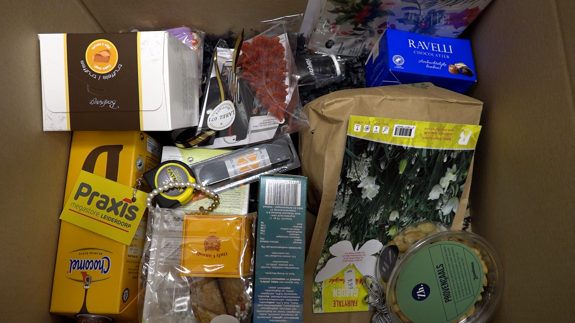 De inhoud van het pakket is samengesteld door Leiderdorpse ondernemers