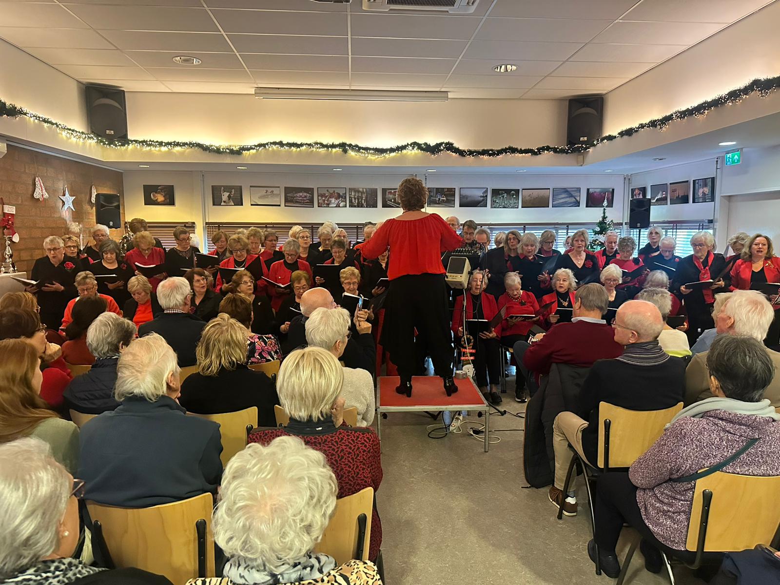 Het koor Young @ Heart voor een volle zaal. (Foto: Centraal+).