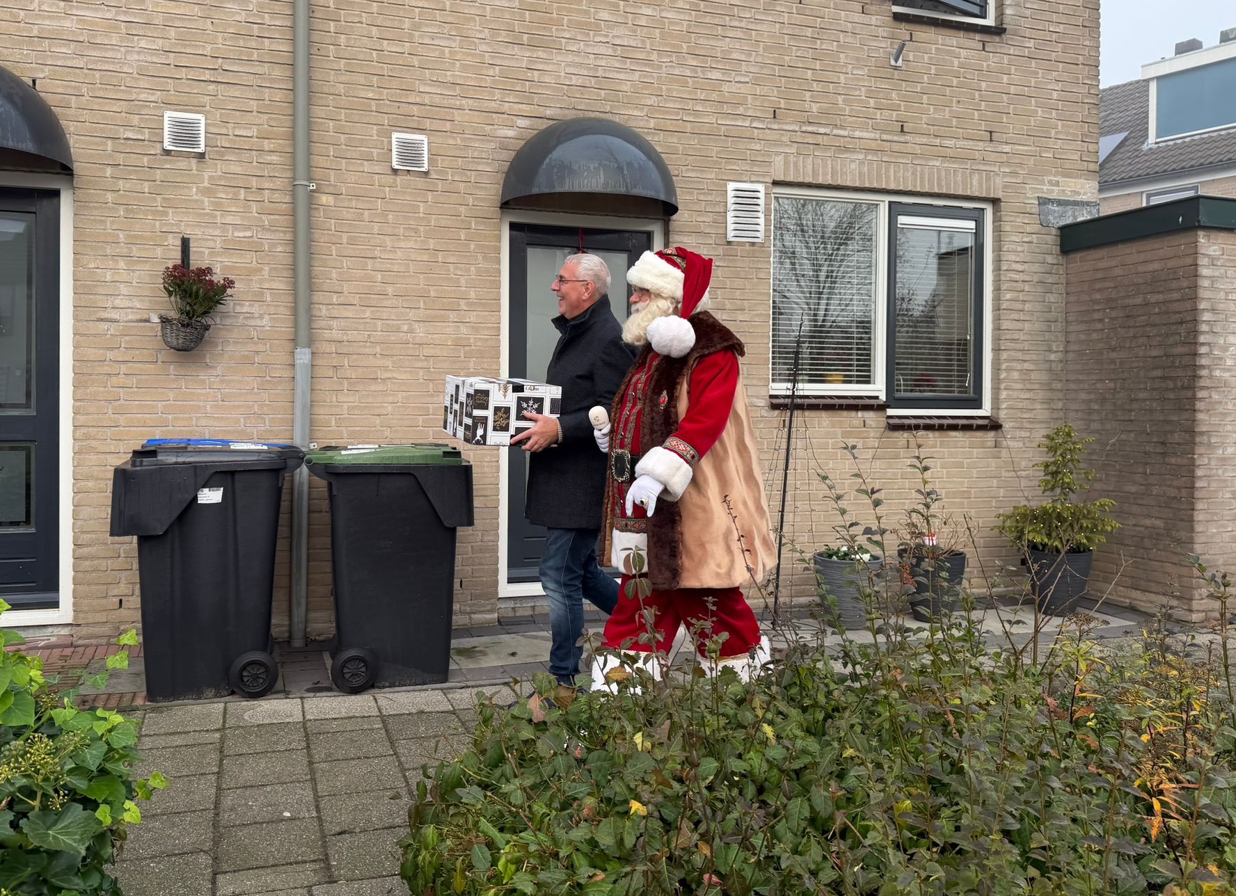 De Kerstman en wethouder Romeijn op pad