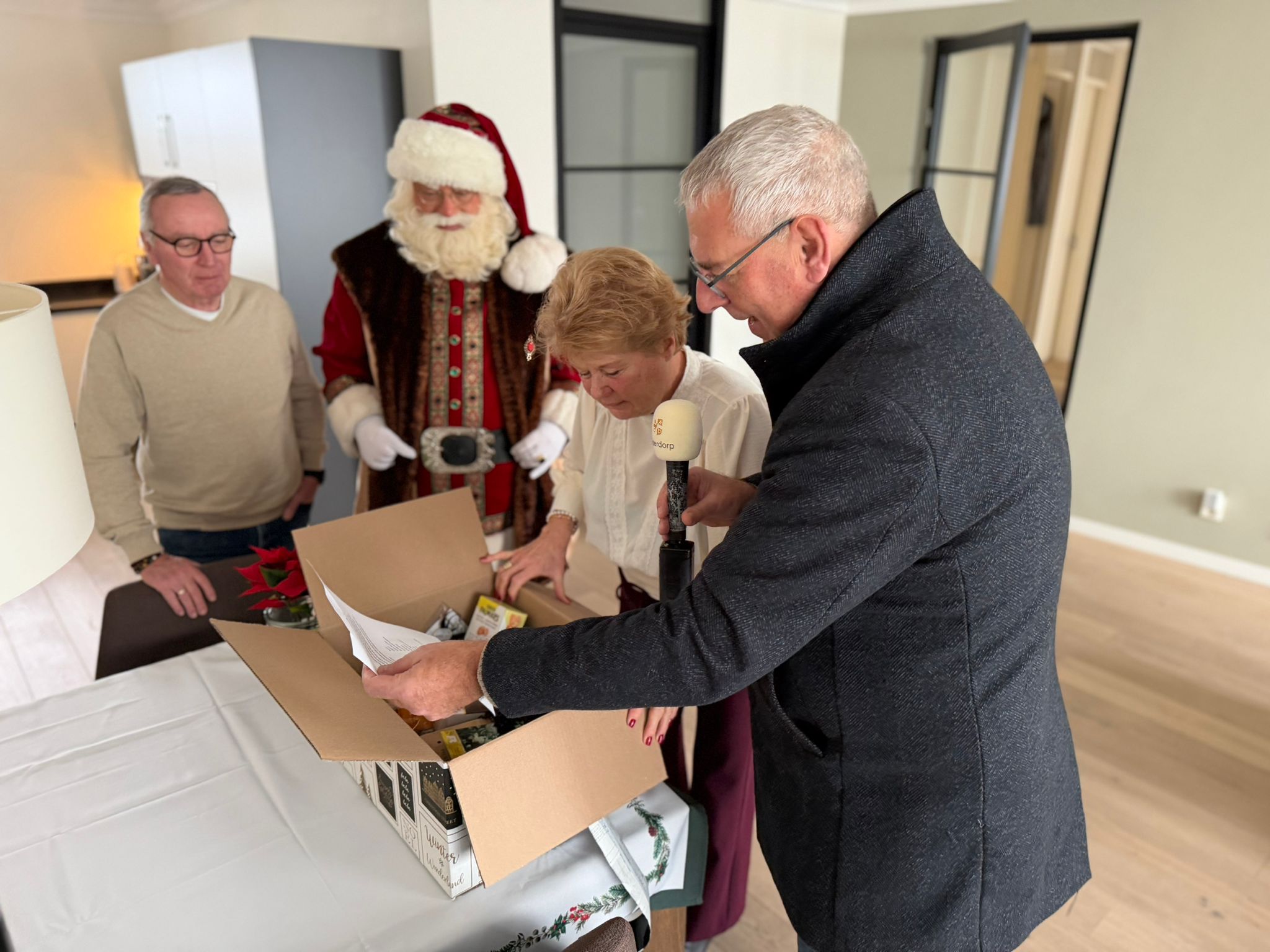 Riekie bekijkt wat er allemaal in haar pakket zit