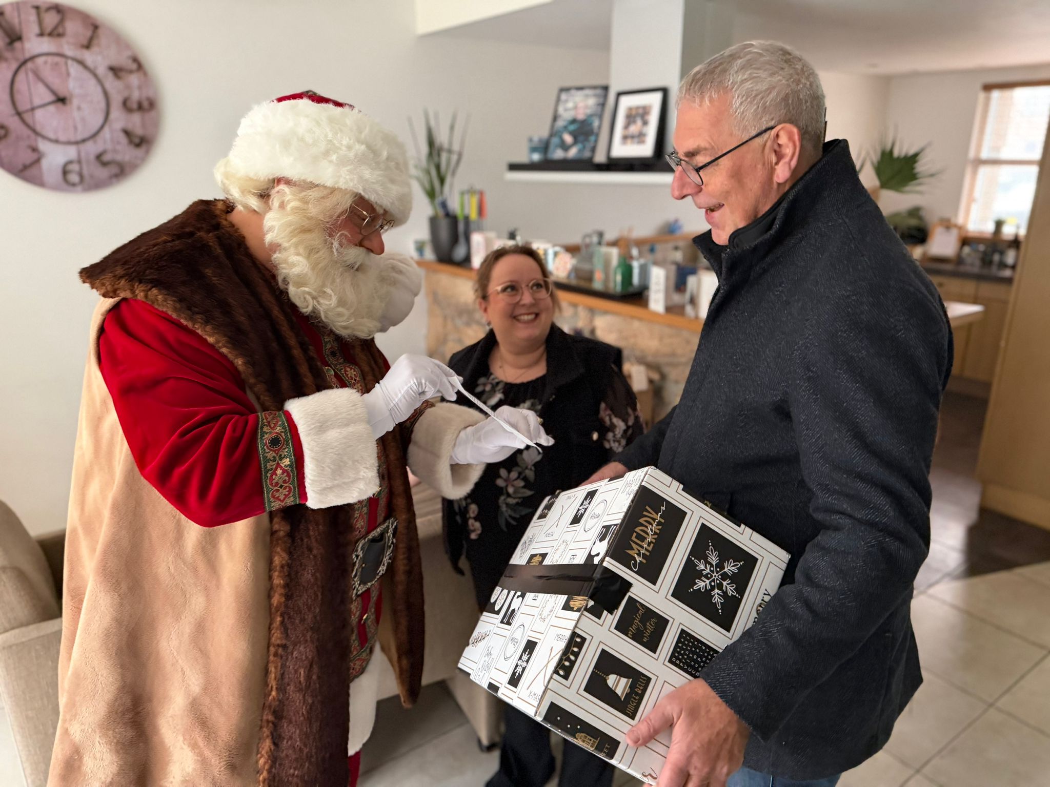 De Kerstman controleert de bonnen