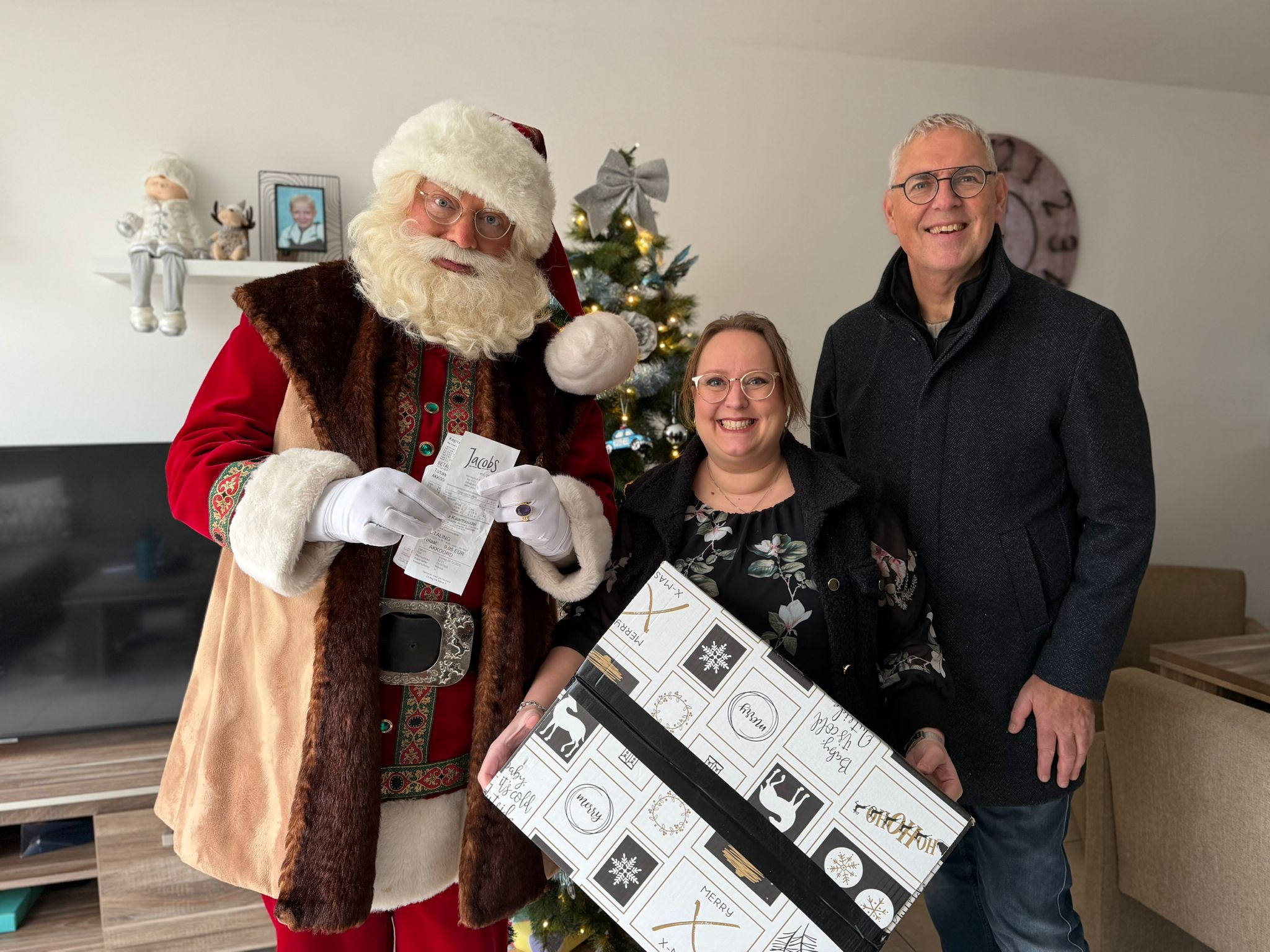 Sabina is ook blij met haar pakket