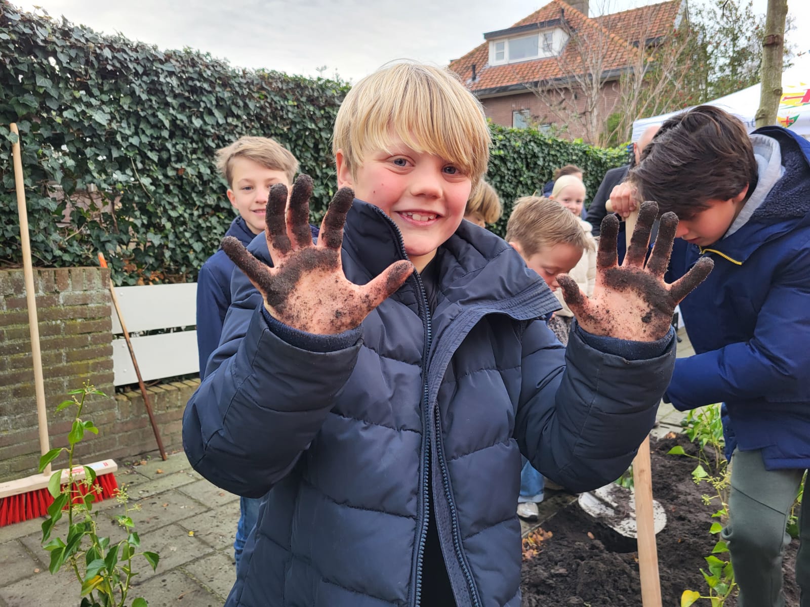 De kinderen waren niet bang om vieze handen te krijgen