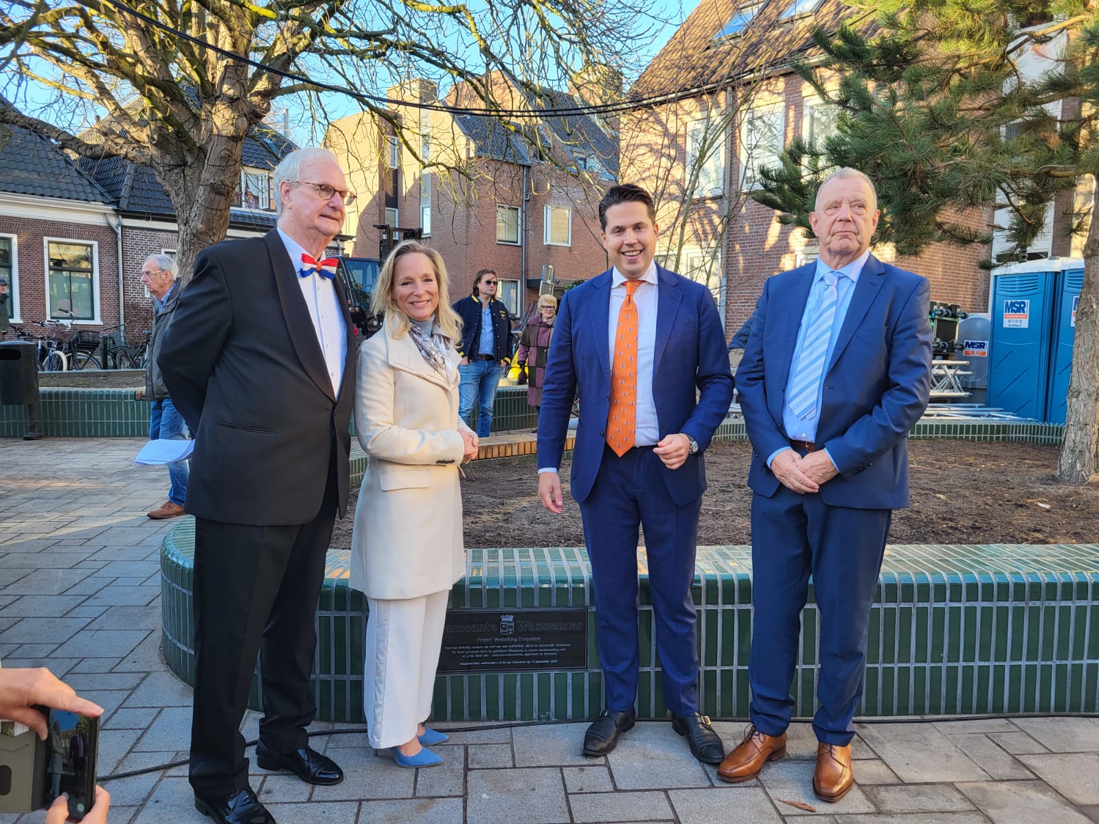 De plakkaat aan de plantenbak