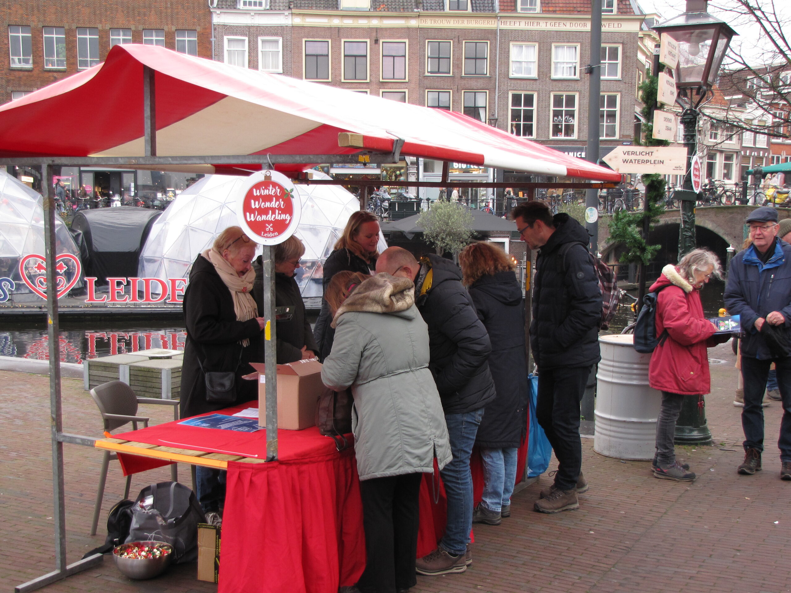 Inschrijven voor de Winter Wonder Wandeling bij de stand op de Aalmarkt. (Foto: Paul Aalbers)