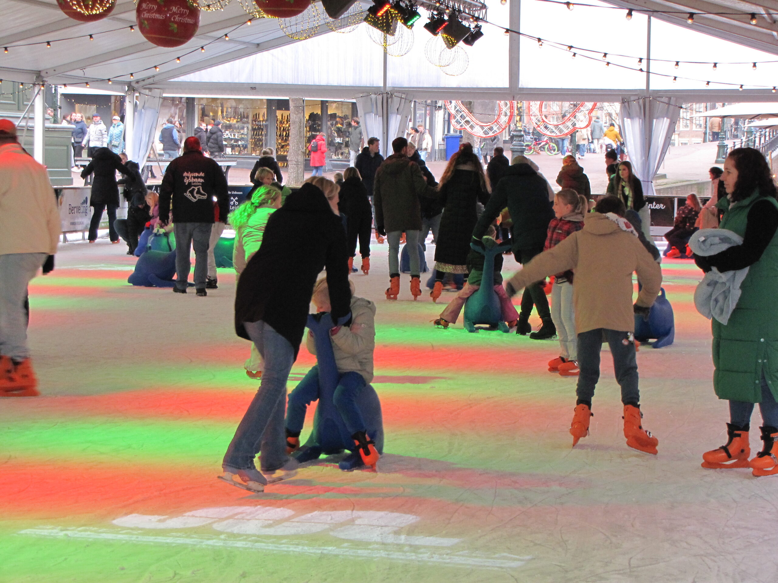 De drijvende ijsbaan. (Foto: Paul Aalbers)