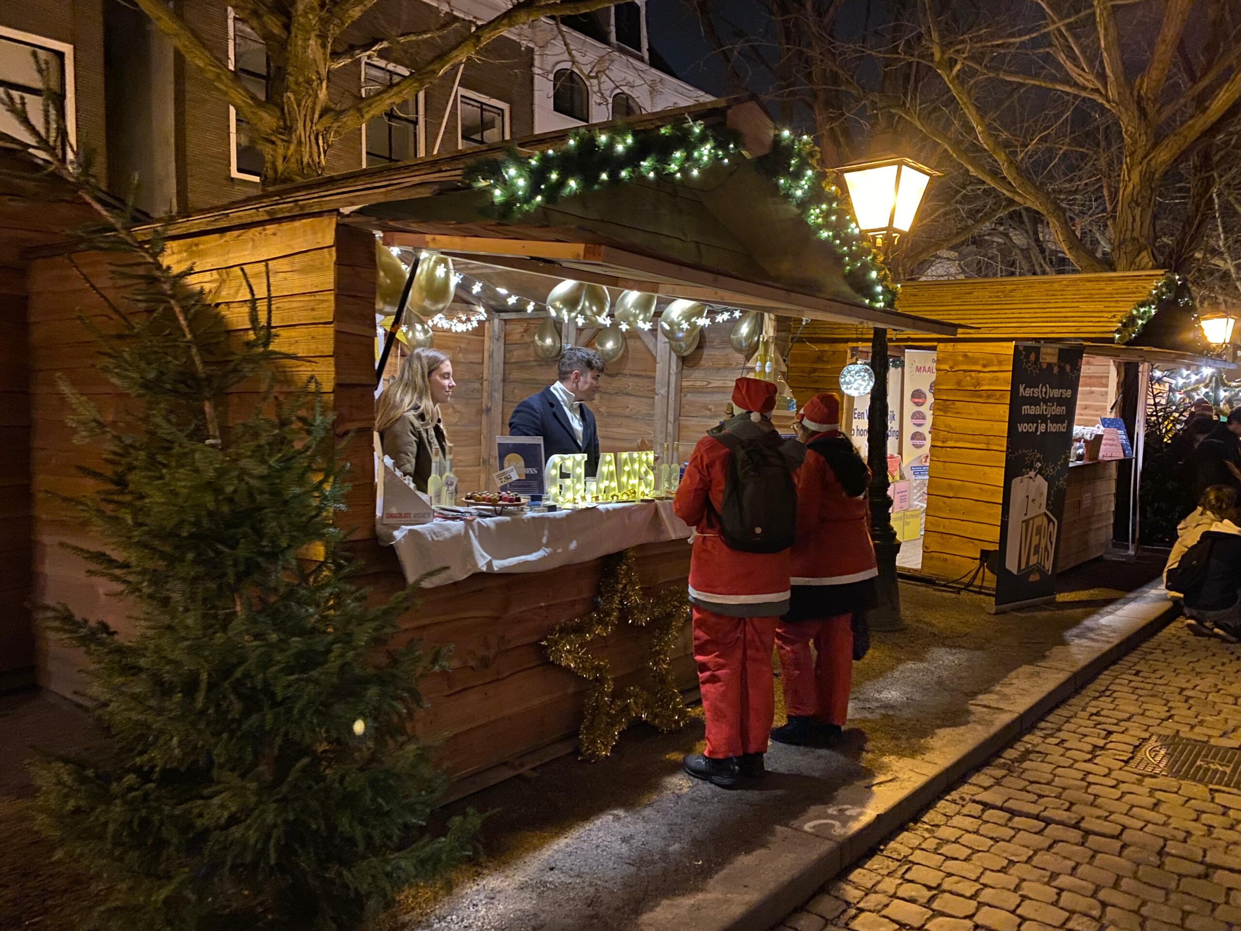 Nostalgische Kerstmarkt aan de Hooglandse Kerkgracht. (Foto: Robbert Beurse)