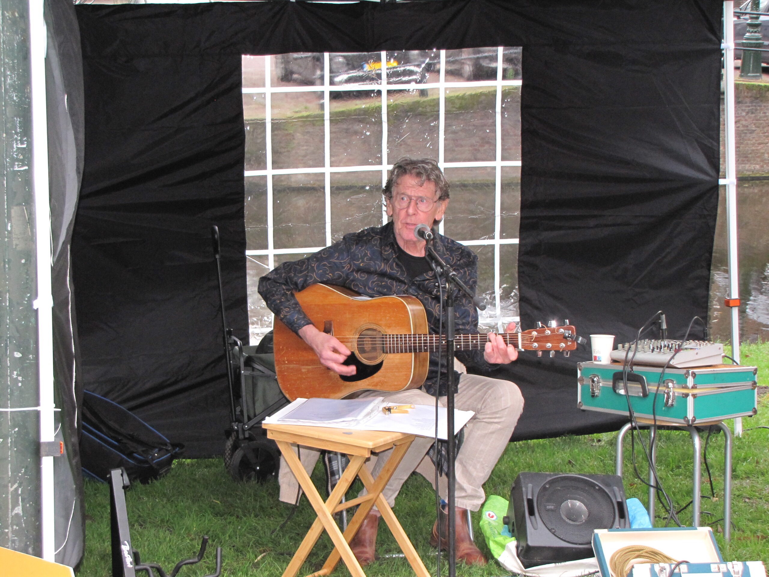 Singer-songwriter Rob Baars trad op bij de stempelpost in het Van der Werffpark. (Foto: Paul Aalbers)