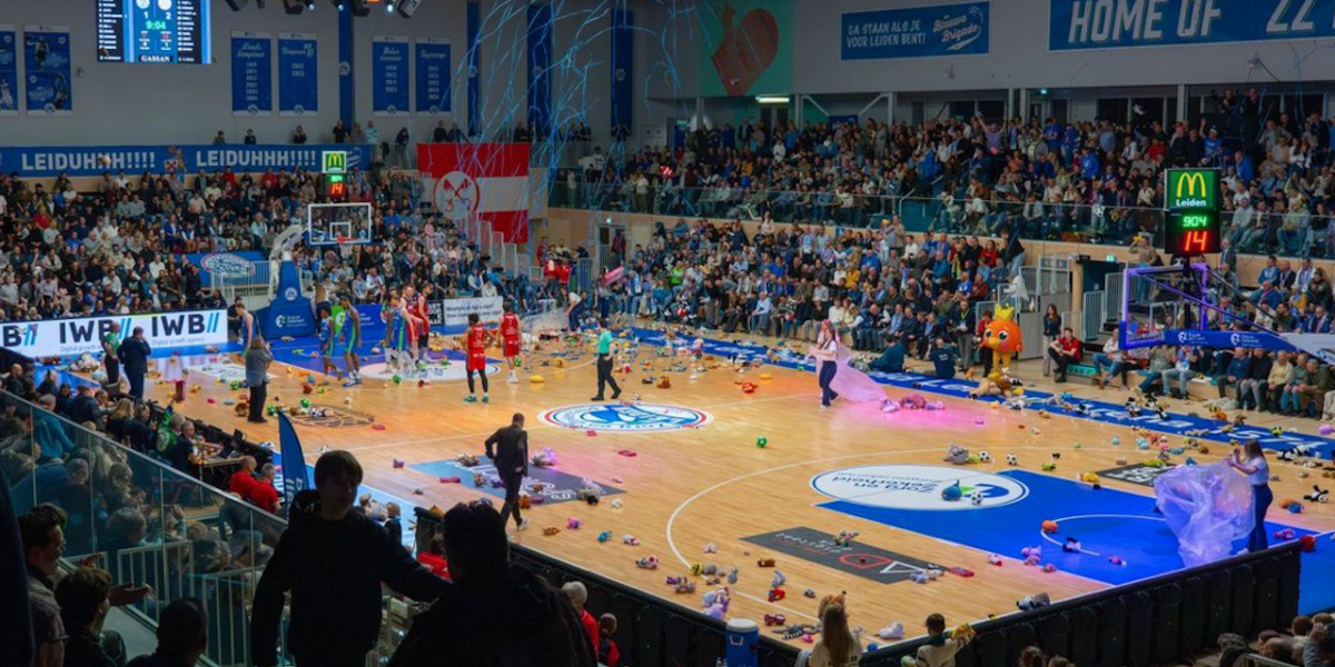 Honderden teddyberen op het veld bij ZZ Leiden