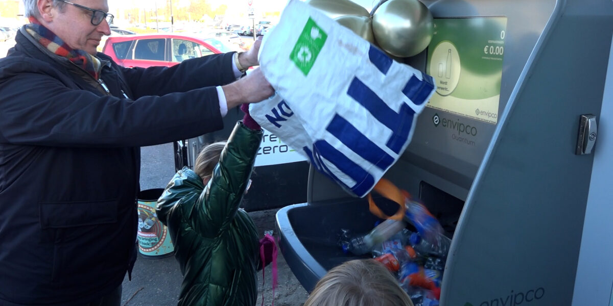 Honderden flessen tegelijk inleveren bij statiegeldbulkmachine kan nu in Voorschoten