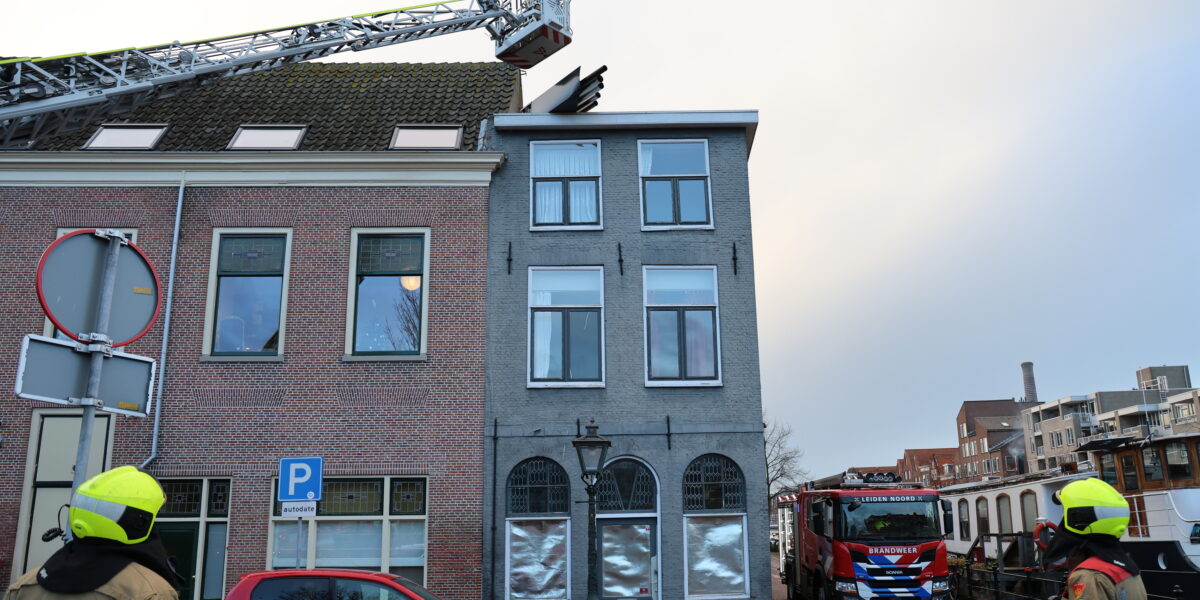Schoorsteenpijp waait los en ligt op dakrand