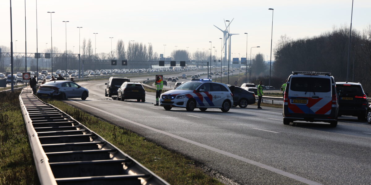 Hoofdrijbaan A4 bij Leiden volledig afgesloten na kettingbotsing