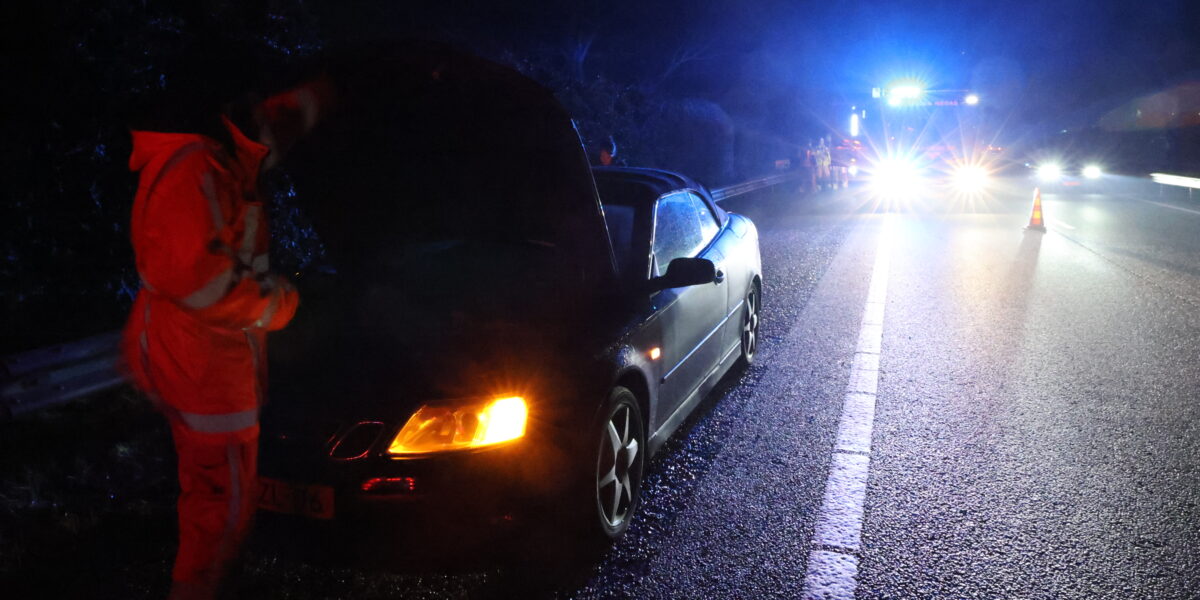 Auto in brand op A4 bij Oegstgeest