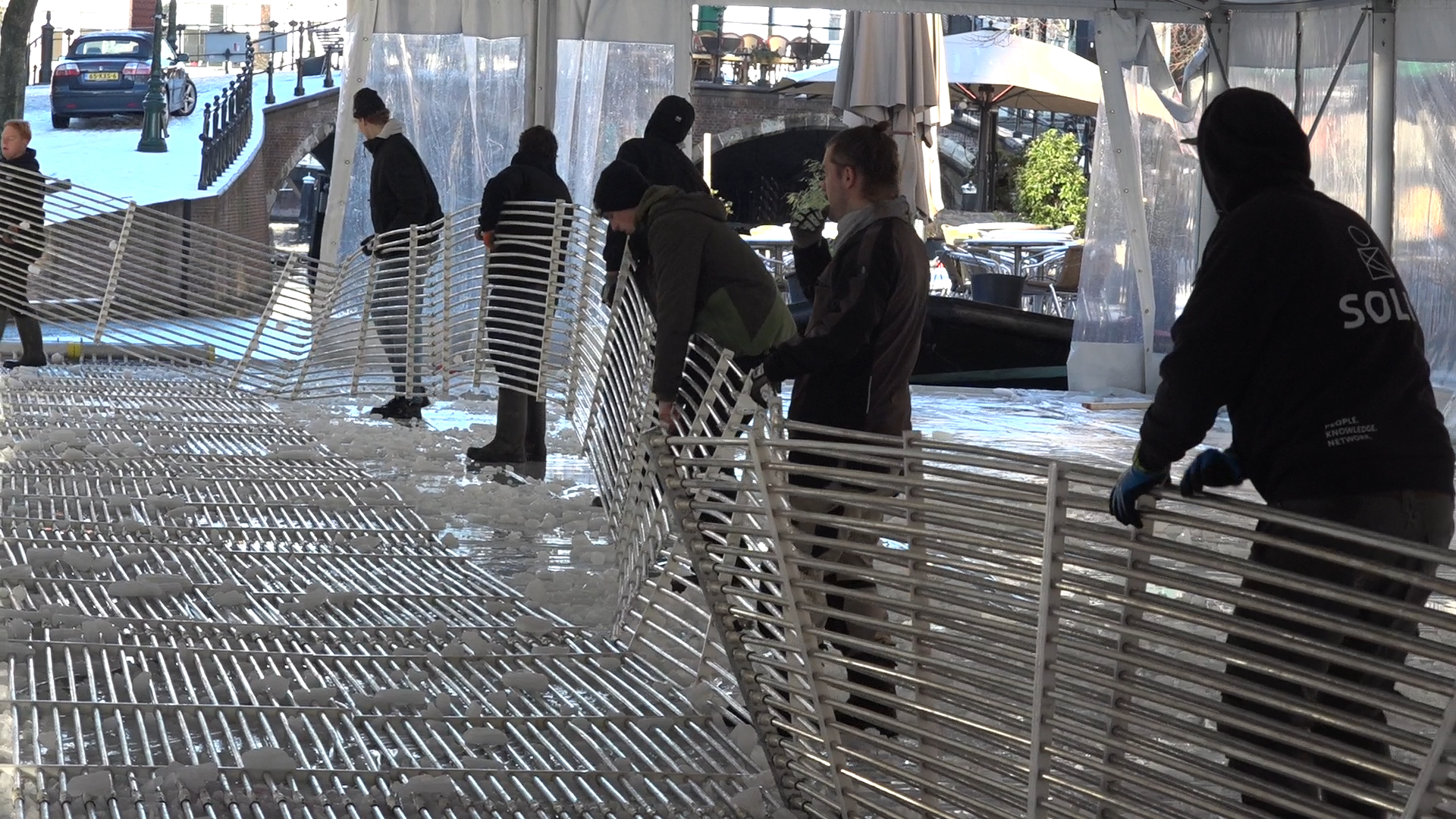 De buizen onder de vloer worden weggehaald