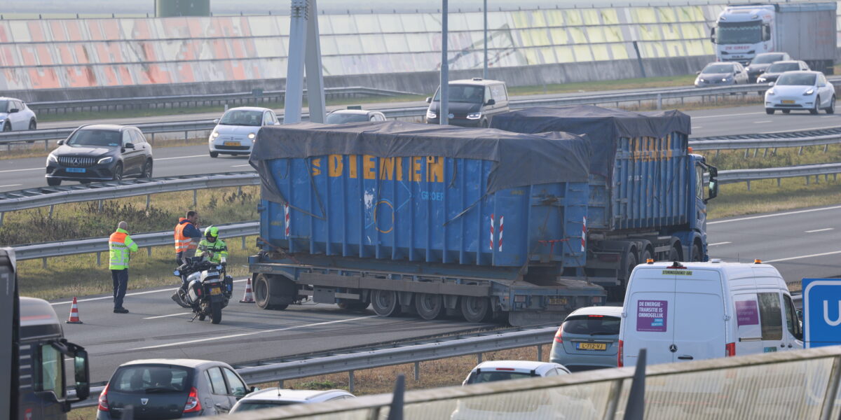 Trailer vrachtwagen schiet los op snelweg, hoofdrijbaan A4 is dicht