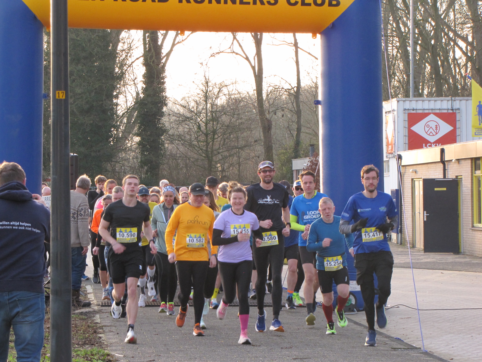 De hardlopers starten voor de vijf en tien kilometer. De snelste op de vijf zat al meteen goed van voren. (Foto: Paul Aalbers)
