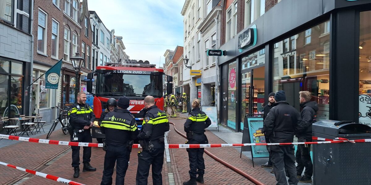 Brand in het dak van de Zeeman in Leiden