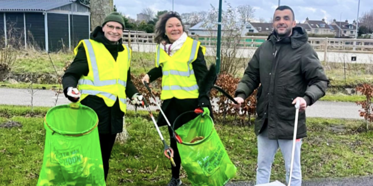 Burgemeester Jaensch ruimt zelf vuurwerkresten van inwoners op