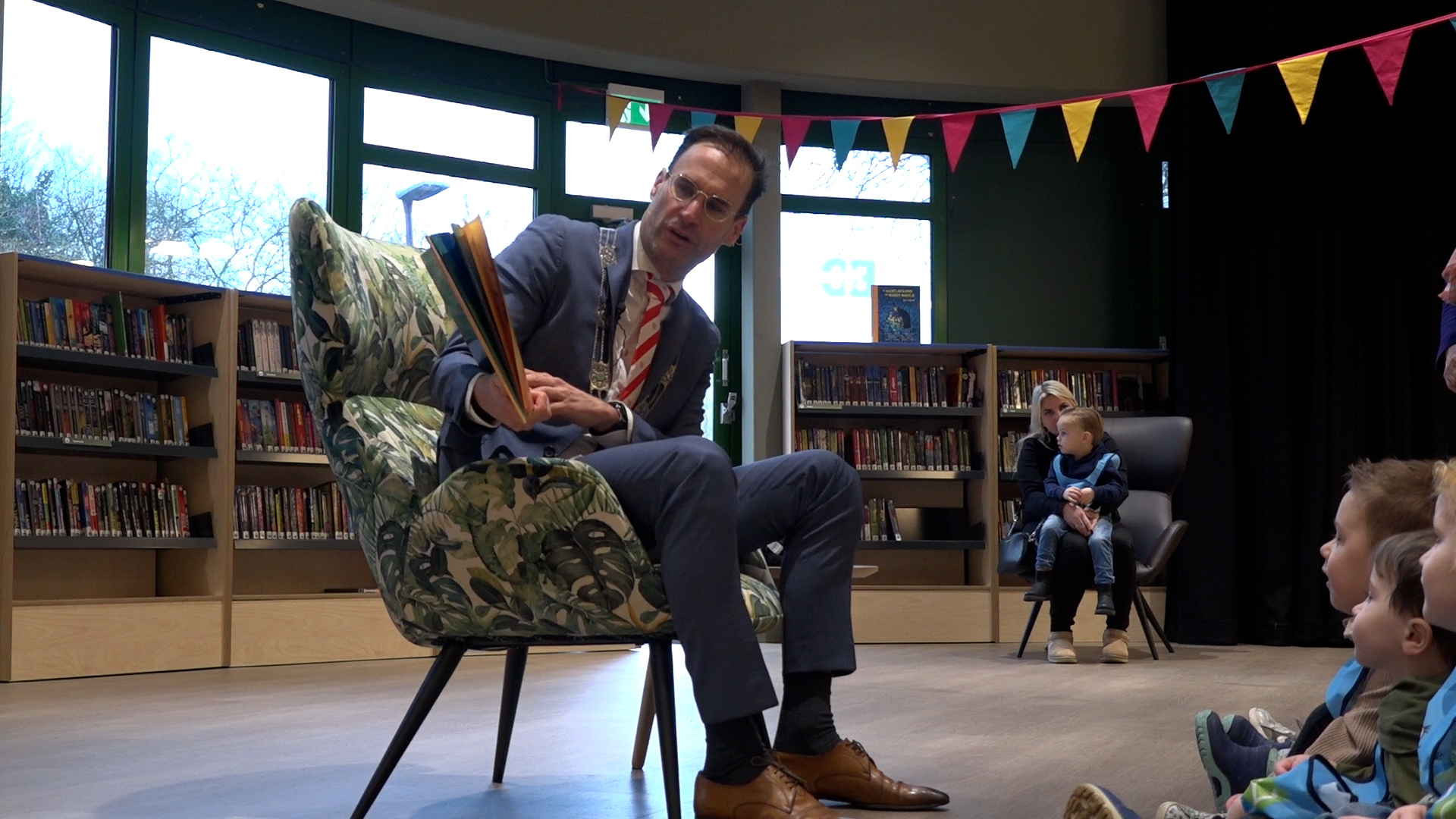 Burgemeester Heijkoop leest voor