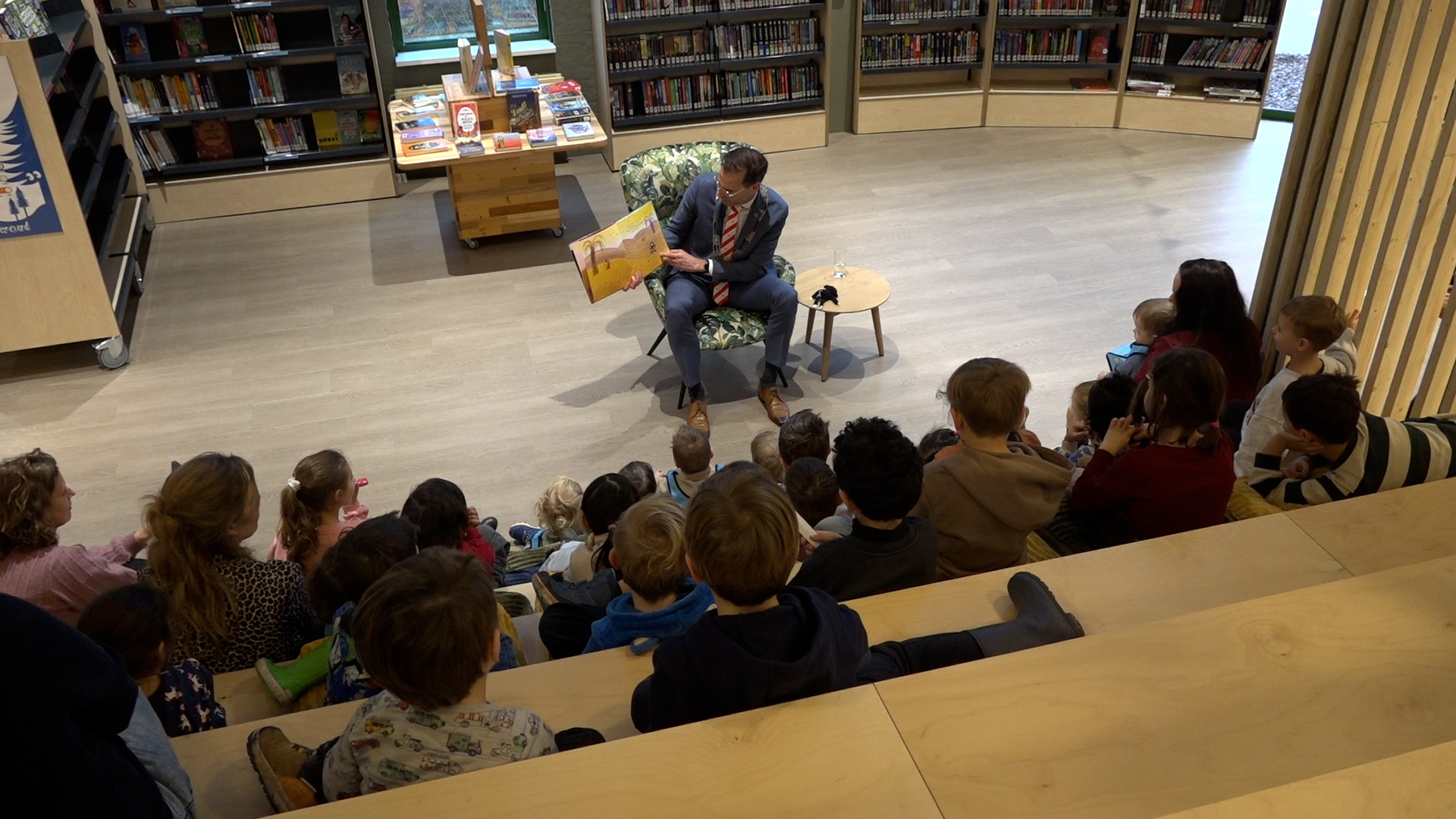 Peter Heijkoop leest voor in de bibliotheek in Stevenshof