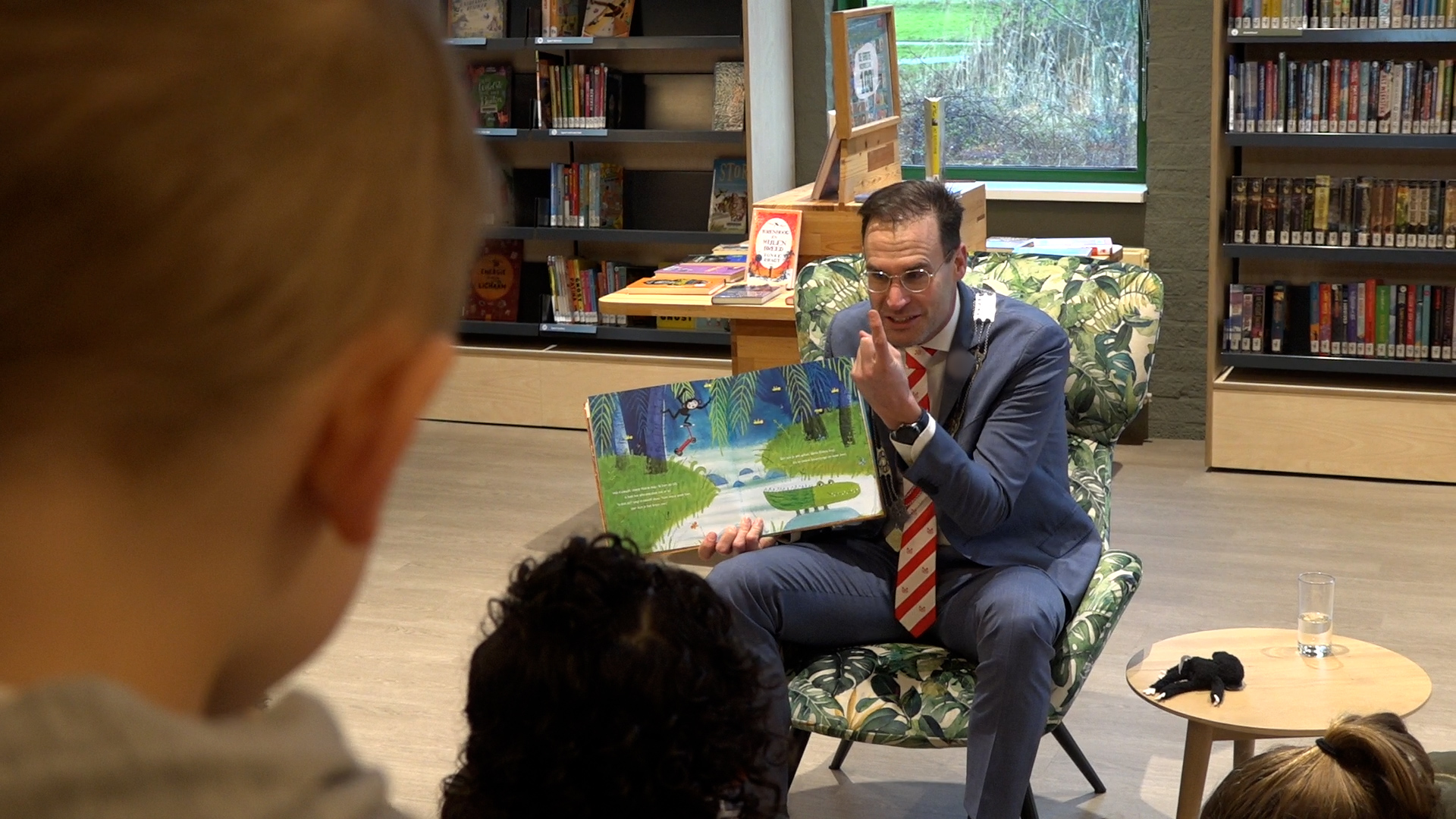 De burgemeester liet plaatjes zien in het prentenboek