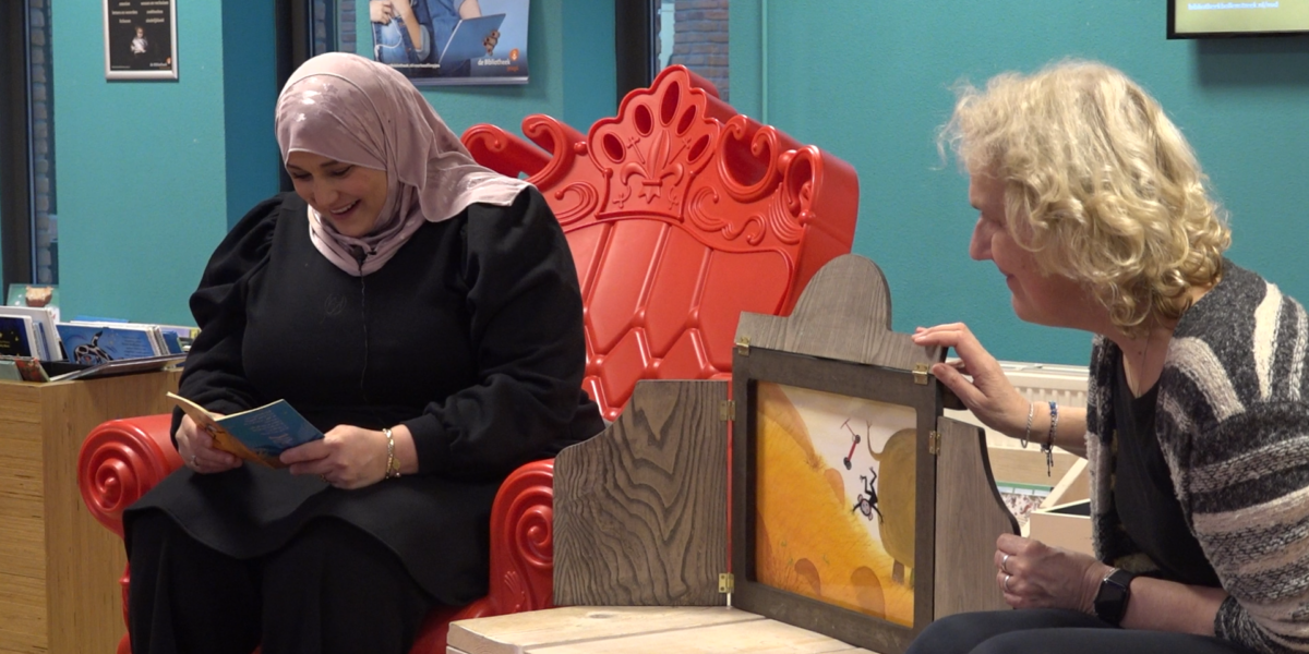 Kleine Aap voorgelezen in het Arabisch