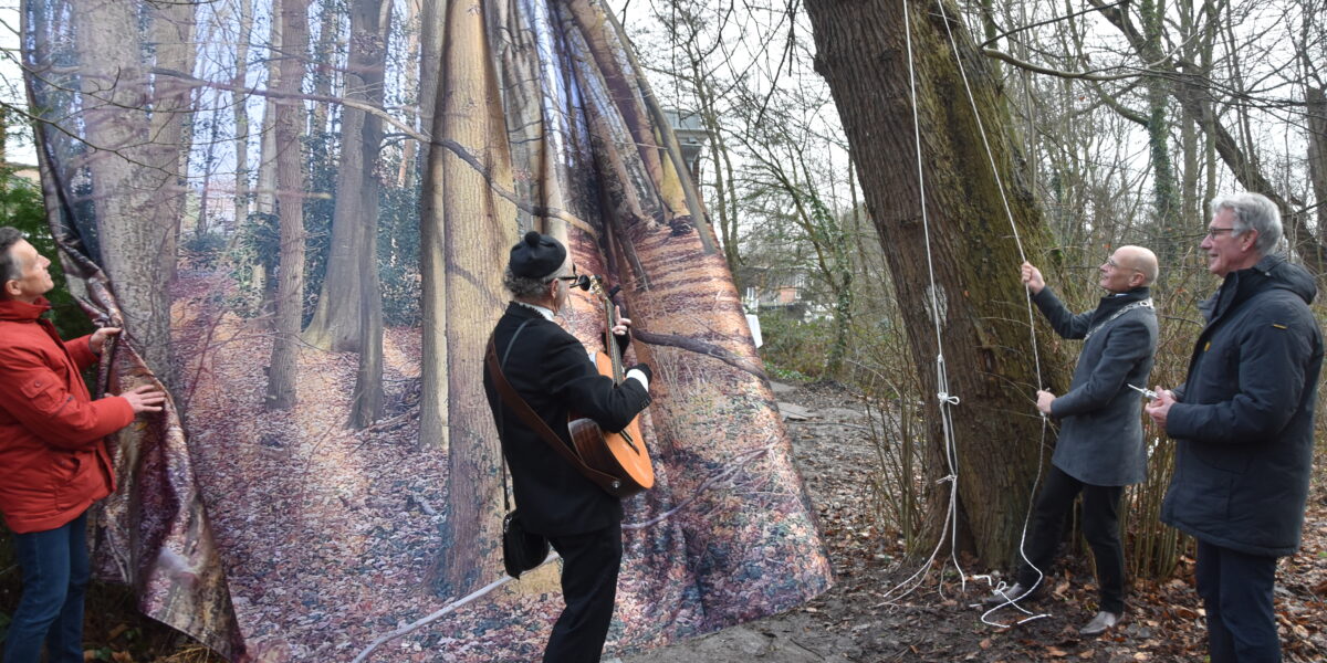 Burgemeester Jaensch opent de gerestaureerde kapel op landgoed Oud-Poelgeest