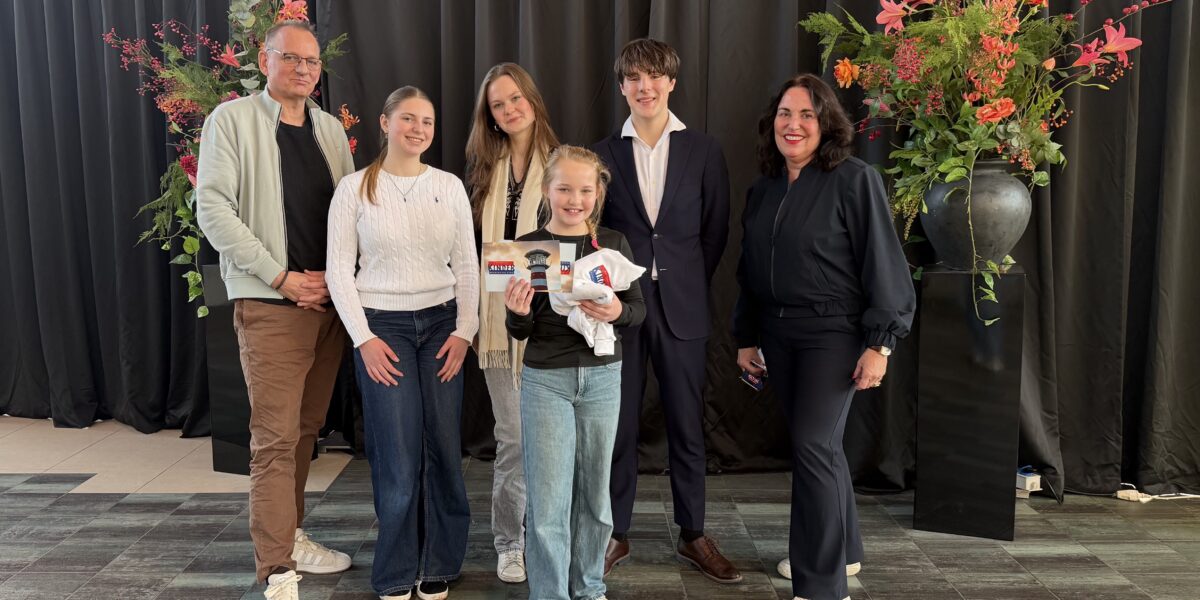 Elise Philine (10) uit Zoeterwoude presenteert de Nationale Kinderherdenking op 4 mei