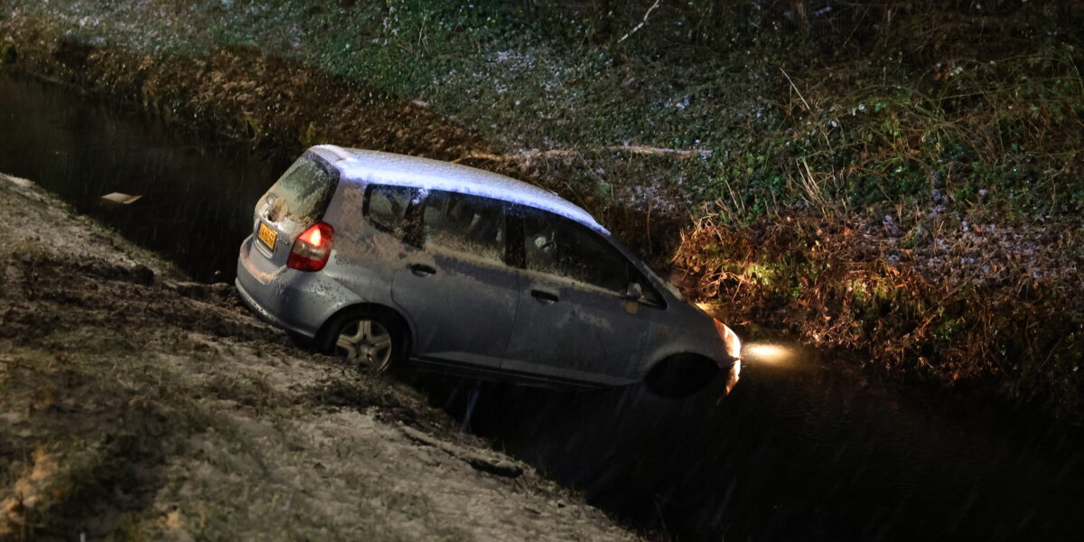 Auto glijdt sloot langs N14 bij Wassenaar in