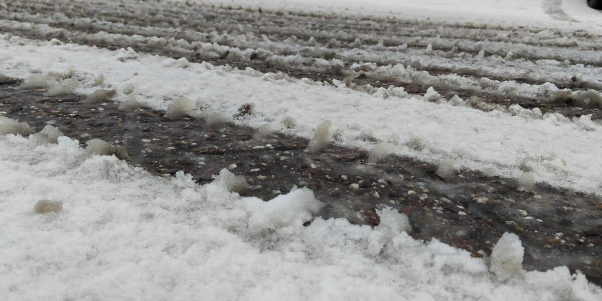 Leiden Centraal spekglad door ijslaag