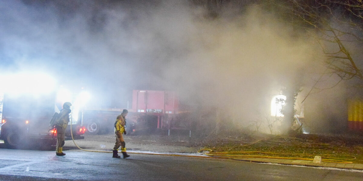 Slooppand in brand op Produktieweg in Zoeterwoude
