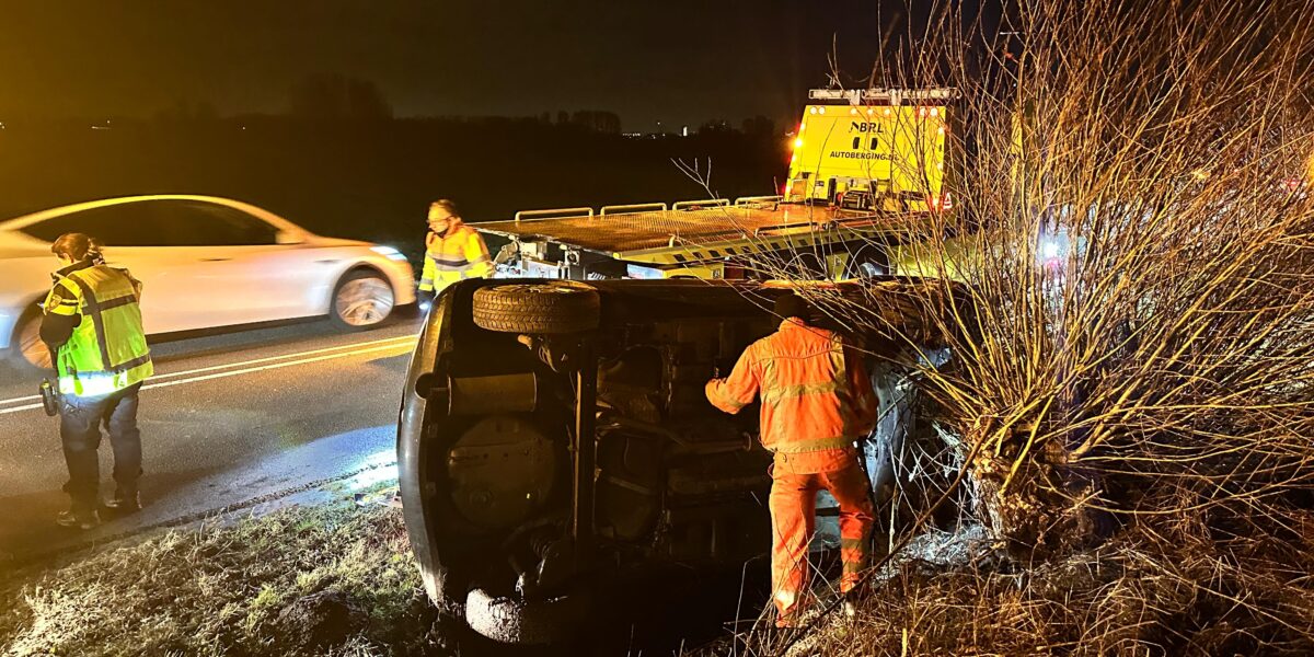 Auto op zijn kant op N206: files en bussen rijden om