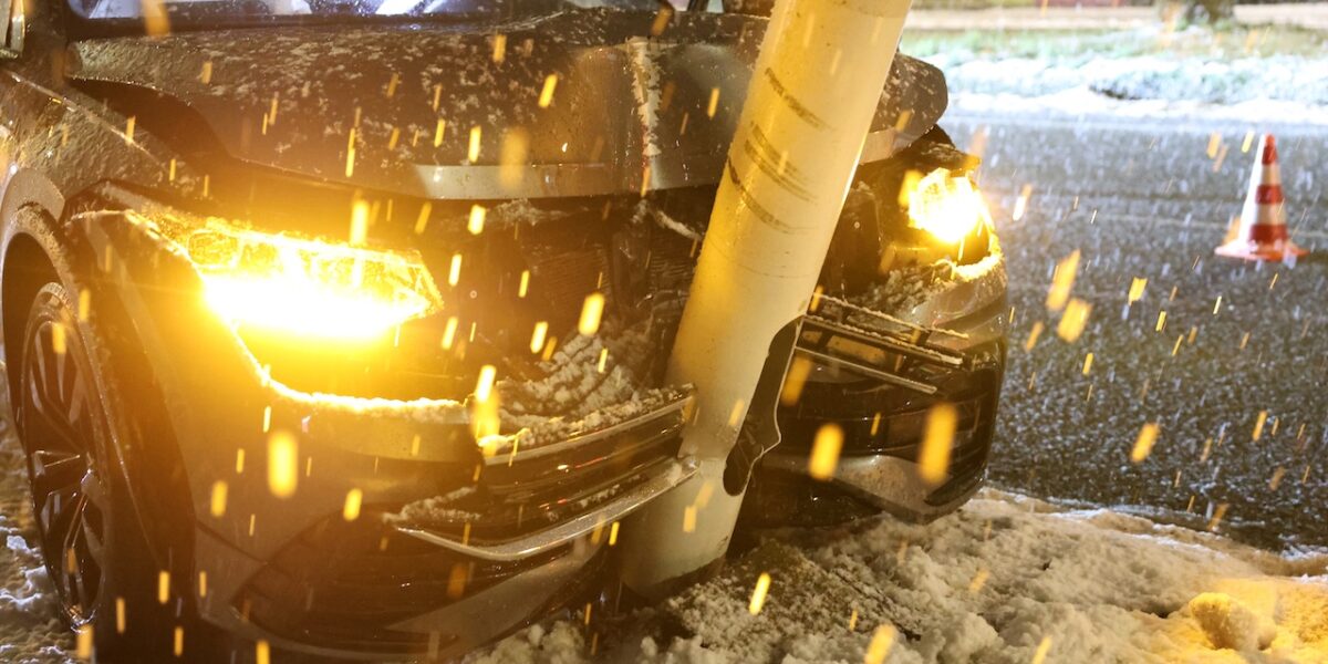 Auto belandt tegen lantaarnpaal in Voorschoten