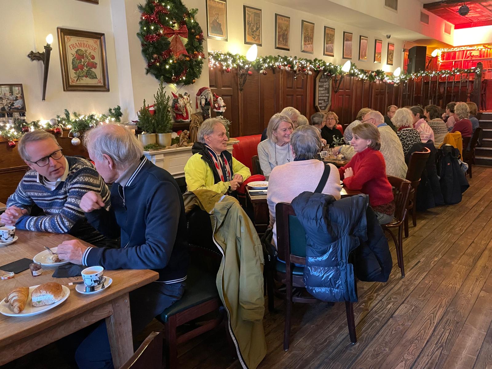 Vrijwilligers aan het ontbijt, met geheel links wethouder Hubert Schokker. (Foto: Jorien Balder)