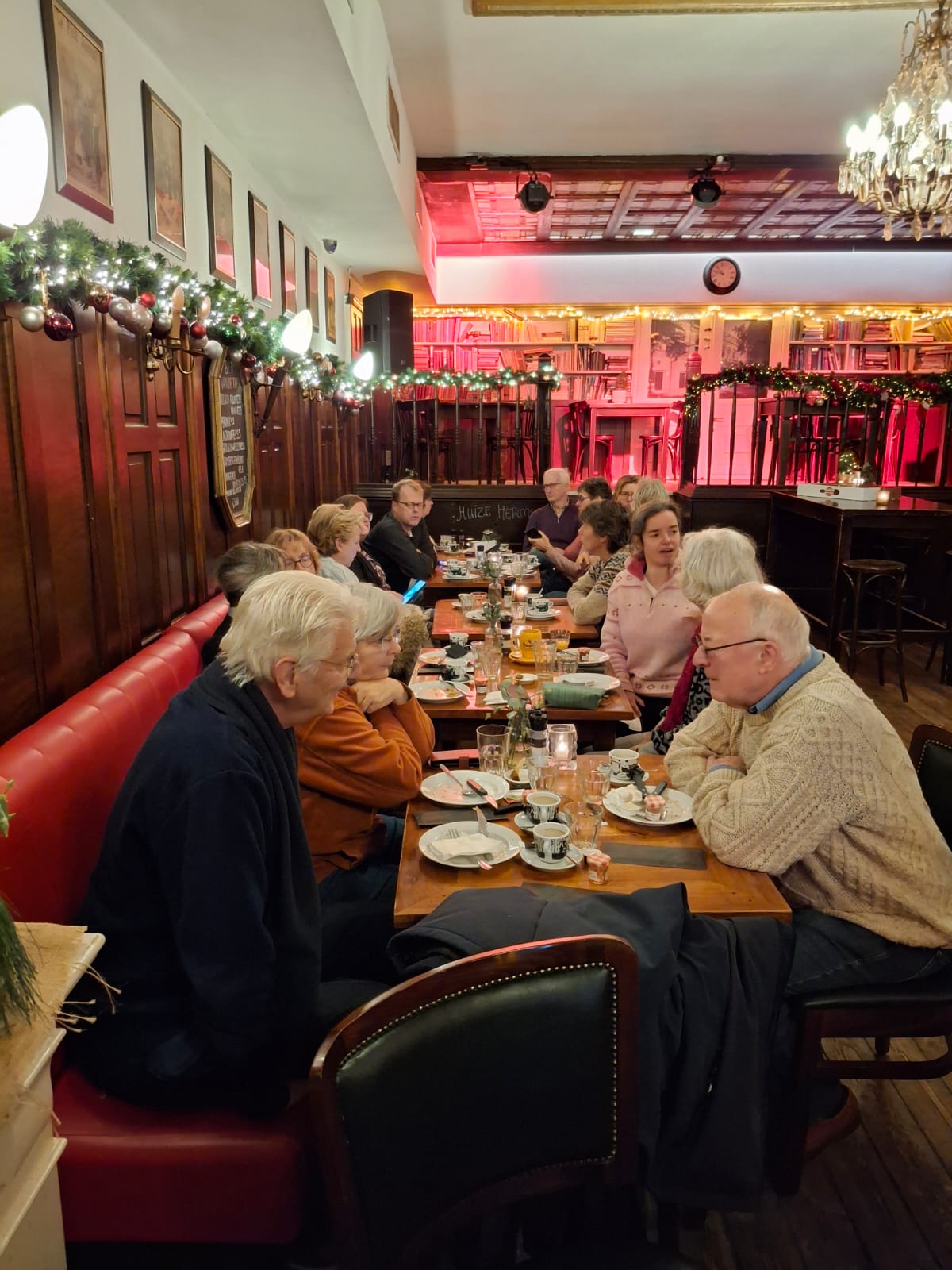 Vrijwilligers aan het ontbijt. (Foto: Mariette van der Kooij)